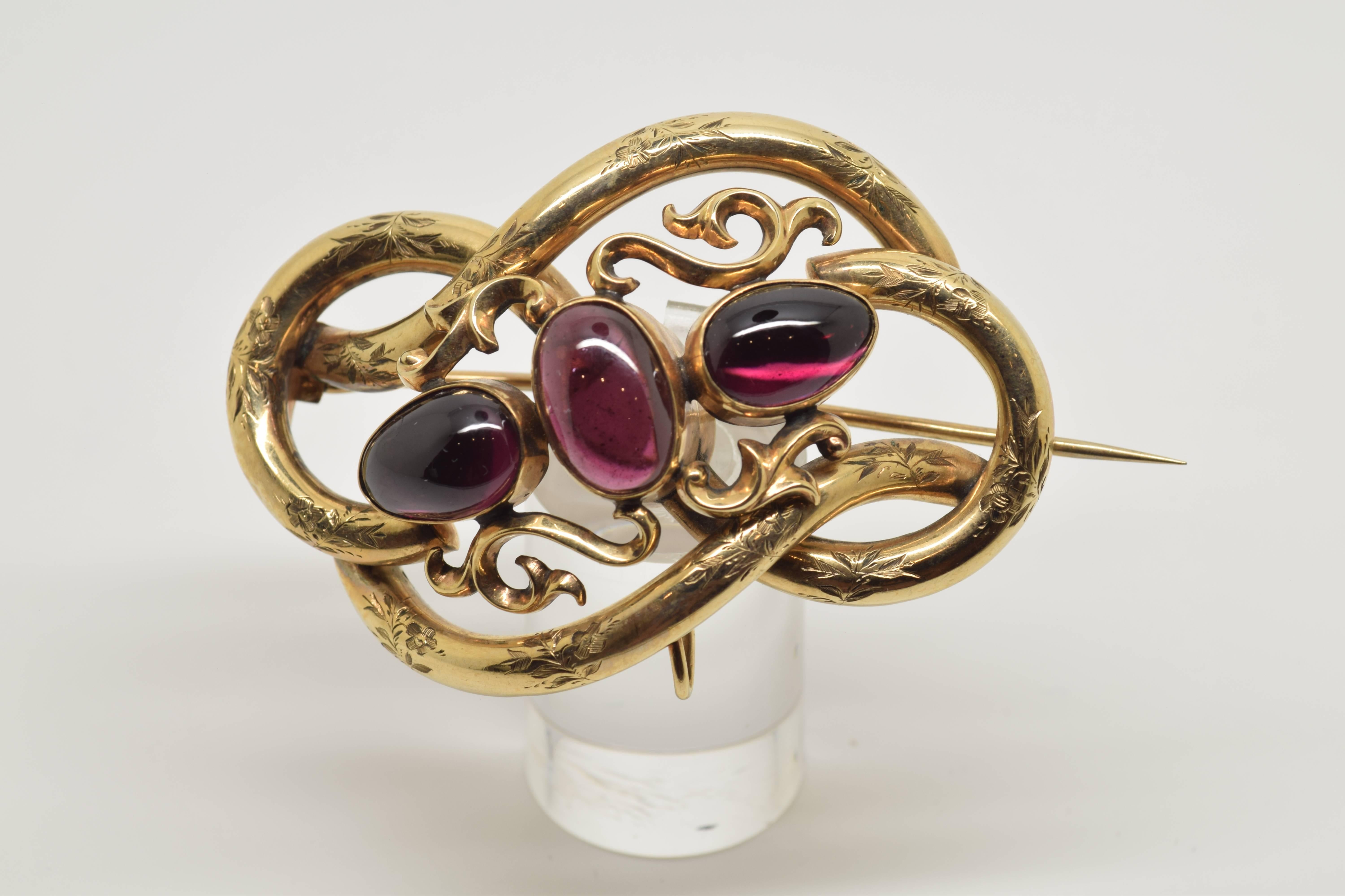Neoclassical Revival 14-Karat Gold Brooch with Three Garnets, 20th Century For Sale