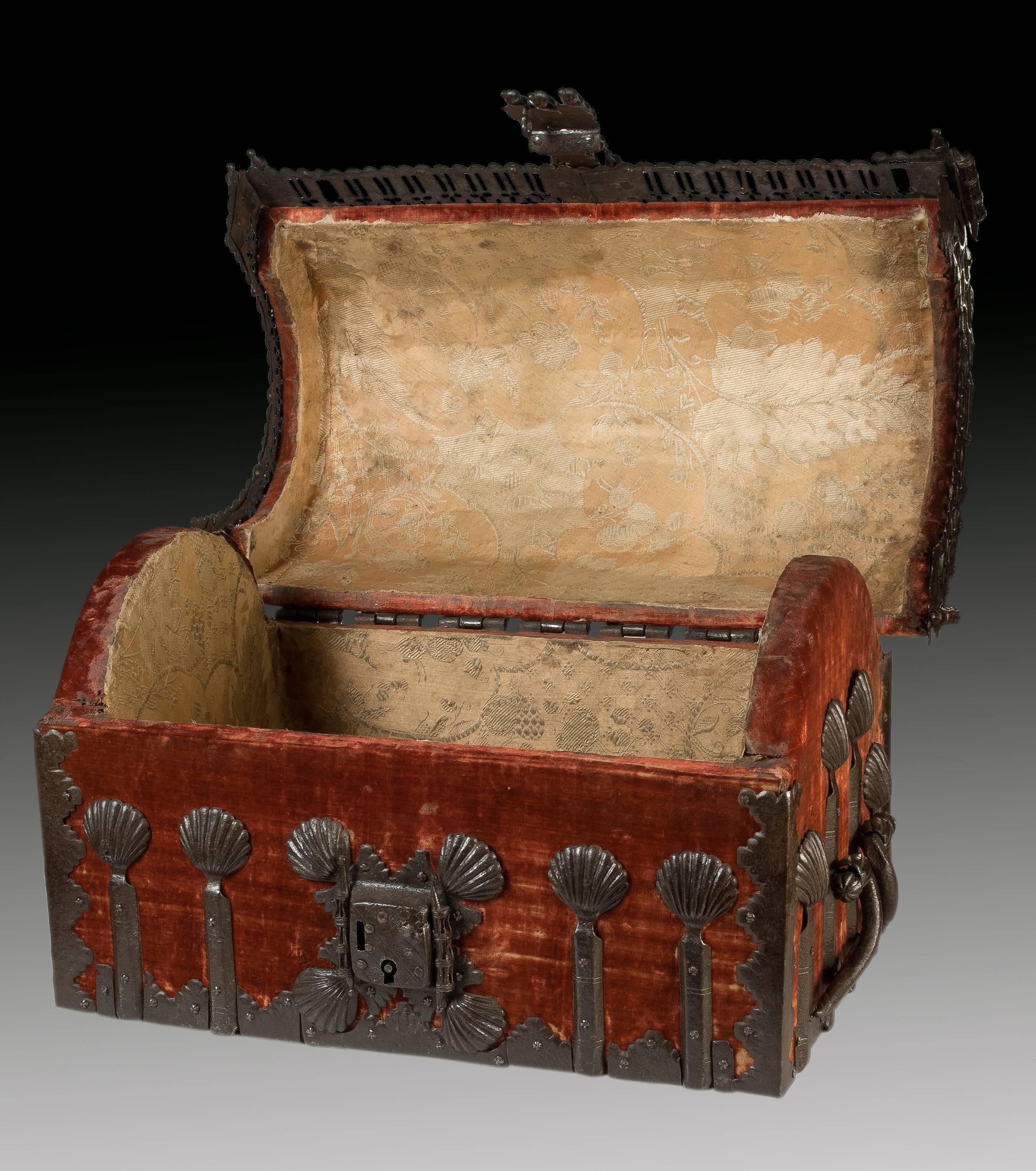 Gothic Chest, Wood, Velvet and Wrought Iron, Spain, 15th Century In Good Condition In Madrid, ES