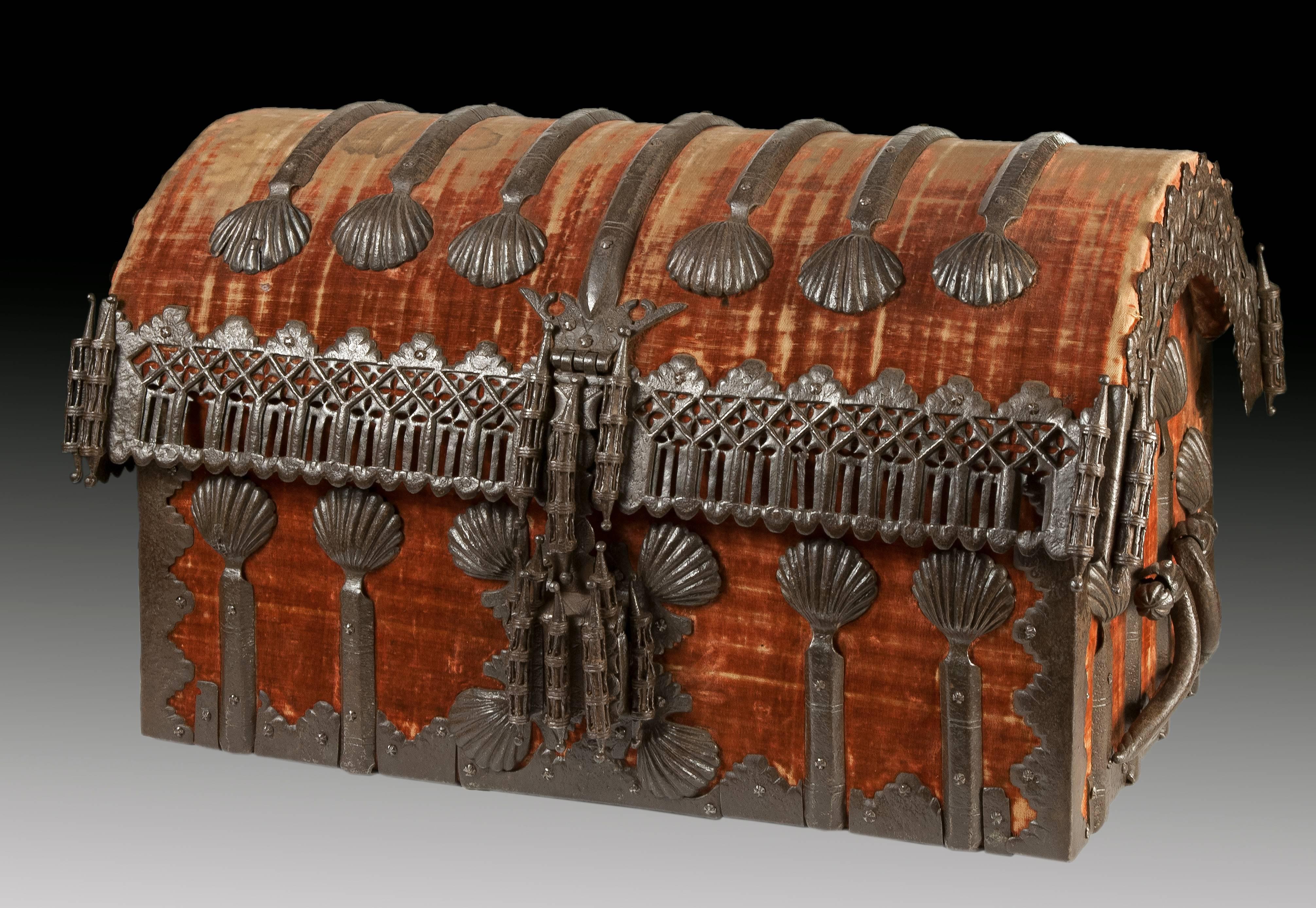 Gothic chest in wood lined with velvet and wrought iron in the typical typology of the XV century. The good work in the iron forge is indisputable, it presents the proliferation in semicircular fold flap of veneras as in the different facets of the