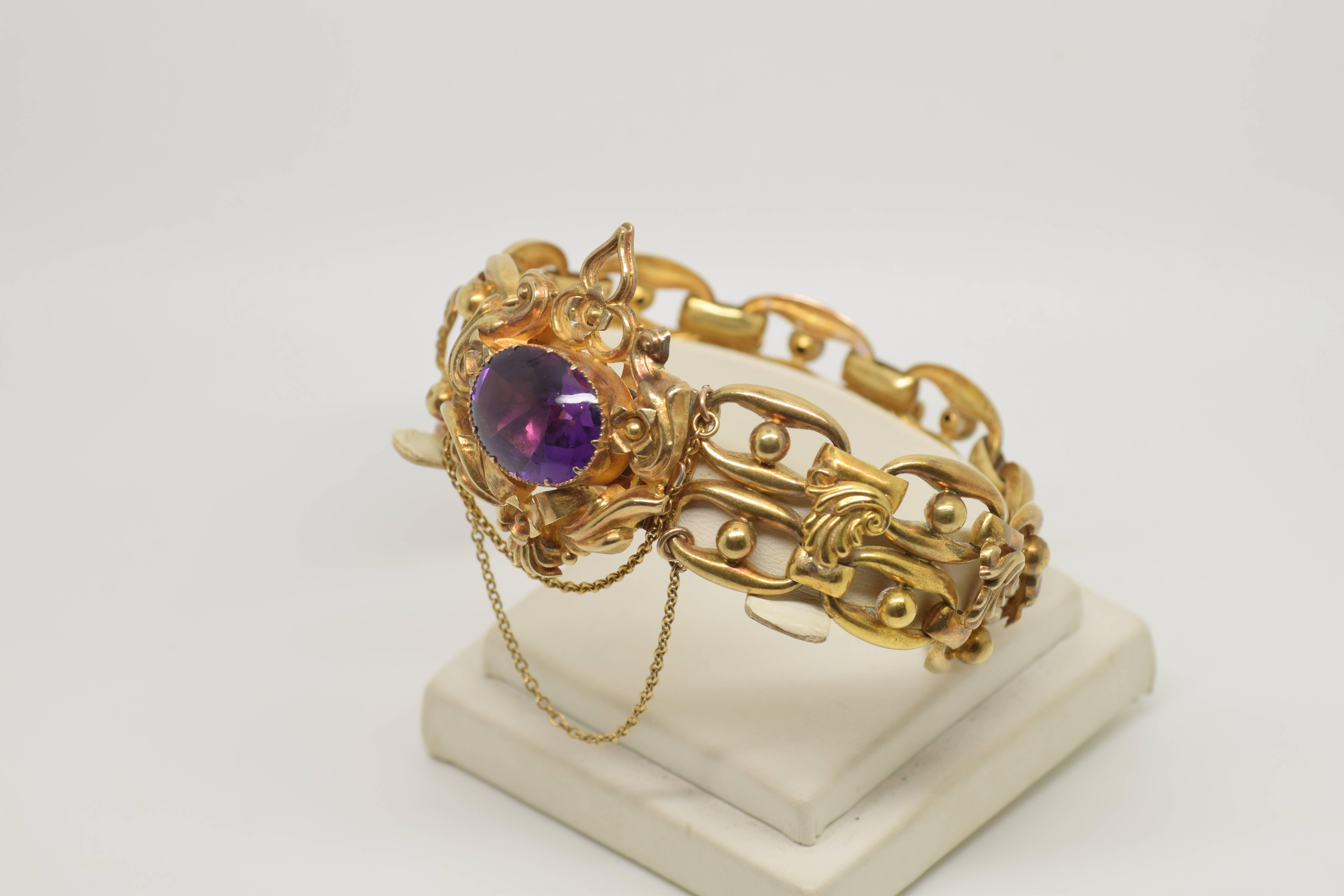 Gold bracelet of 18 carats Victorian composed by a body of calabrotes with pearls in the center, located paired and alternated with small pieces highlighted with a vegetal element in light relief of classicist influence. The clasp of the jewel is