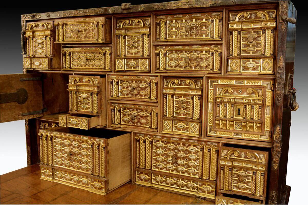 Baroque cabinet espagnol du 17ème siècle Vargueno
