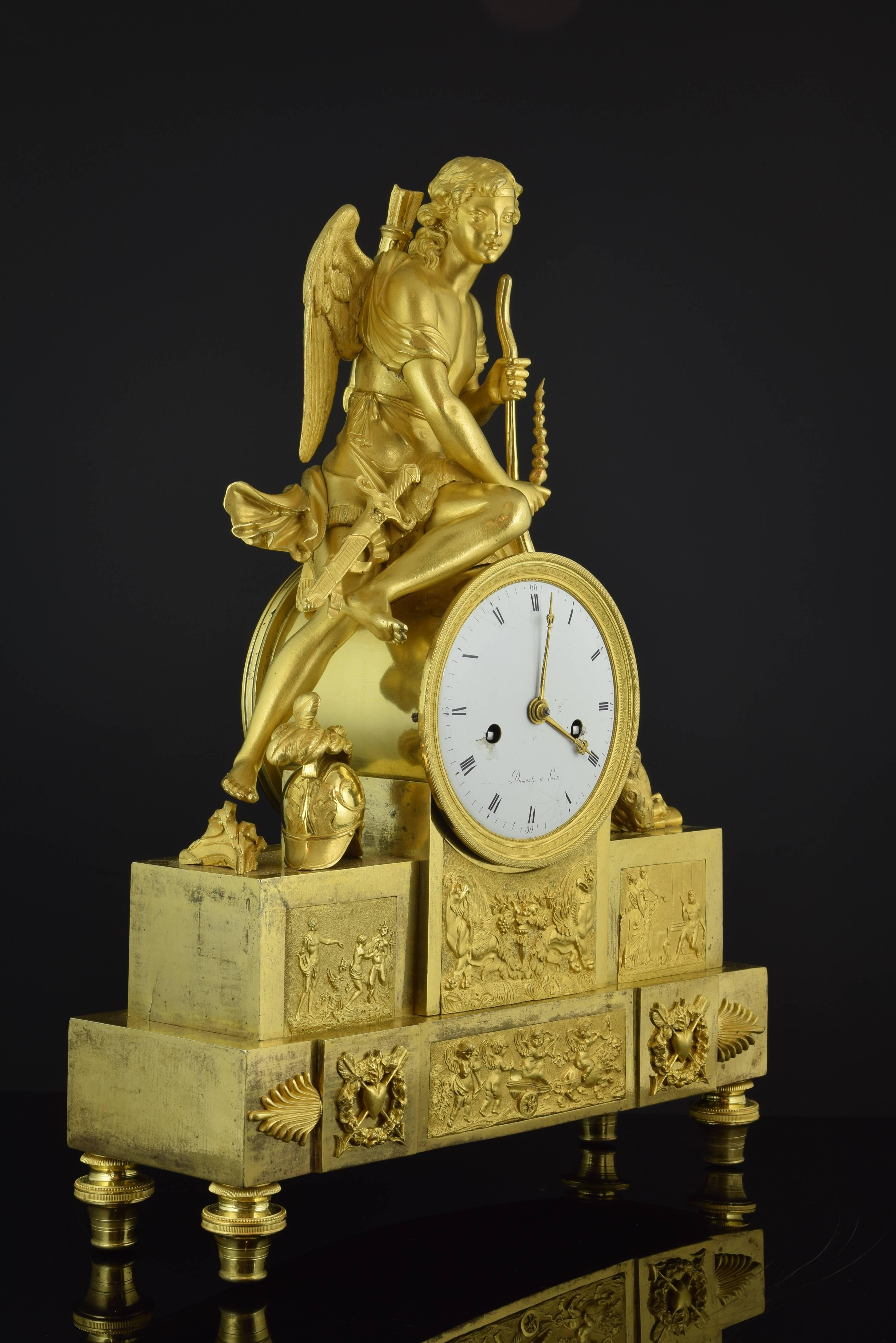 Table clock. Ormolu. Signed Dumont, Paris, France, 19th century.
Table clock with white dial, Roman numerals for hours and vertical lines for minutes, golden bronze hands and signature in black letters (Dumont à Paris). The body has small legs that