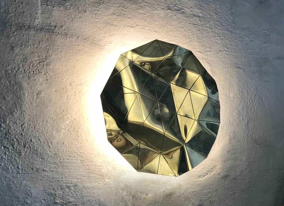 The Brass Hotplate wall sconce, is a contemporary faceted solid brass sconce, with LED lit Malagasar bone polymer diffuser behind the folating plate
 


Materials: Brass, Malagasar bone polymer.
Dimensions: 240mm ø x 30mm deep
Light source: 24volt