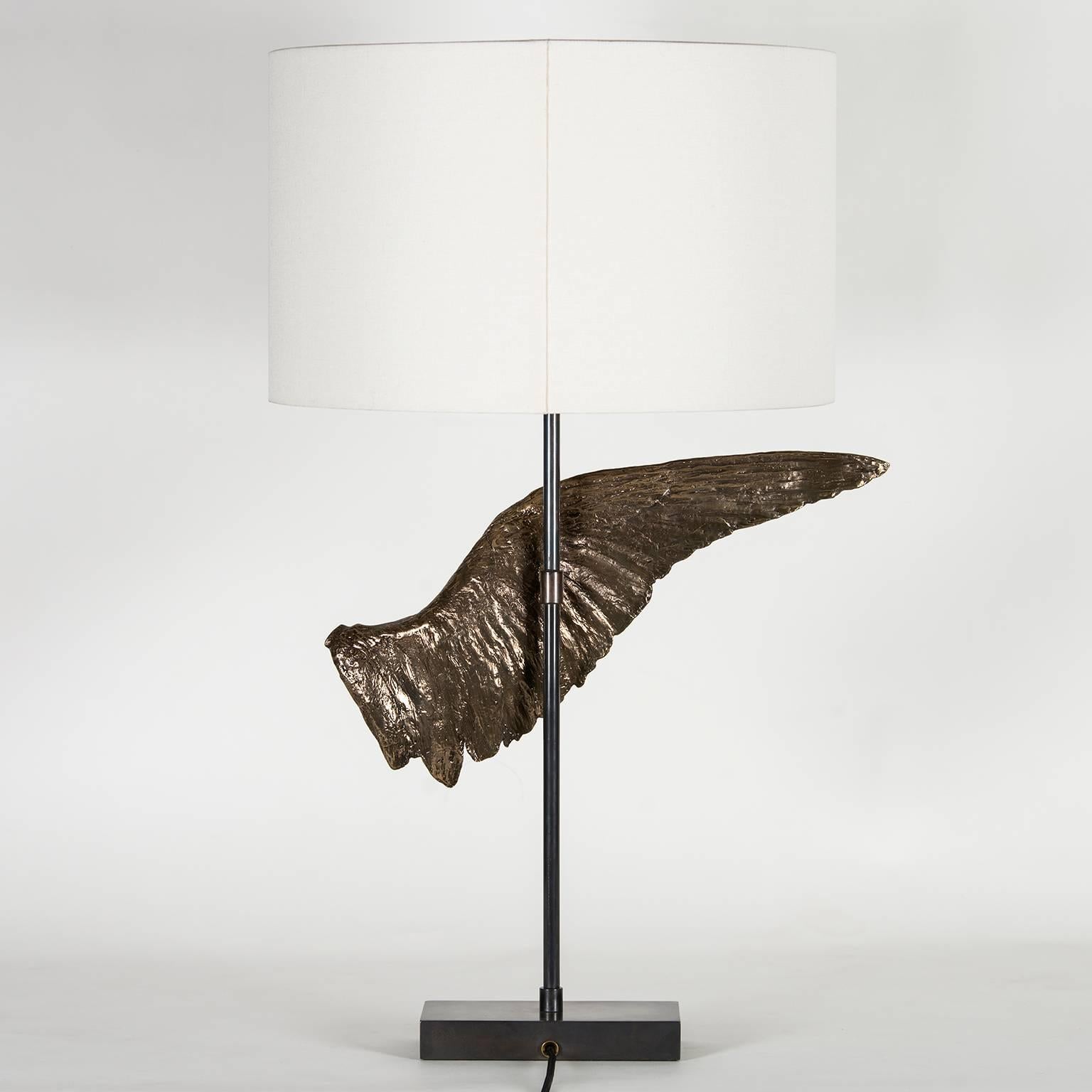 Zeitgenössische skulpturale Flügel-Tischlampe aus Bronzeguss von Vivian Carbonell (Sonstiges) im Angebot