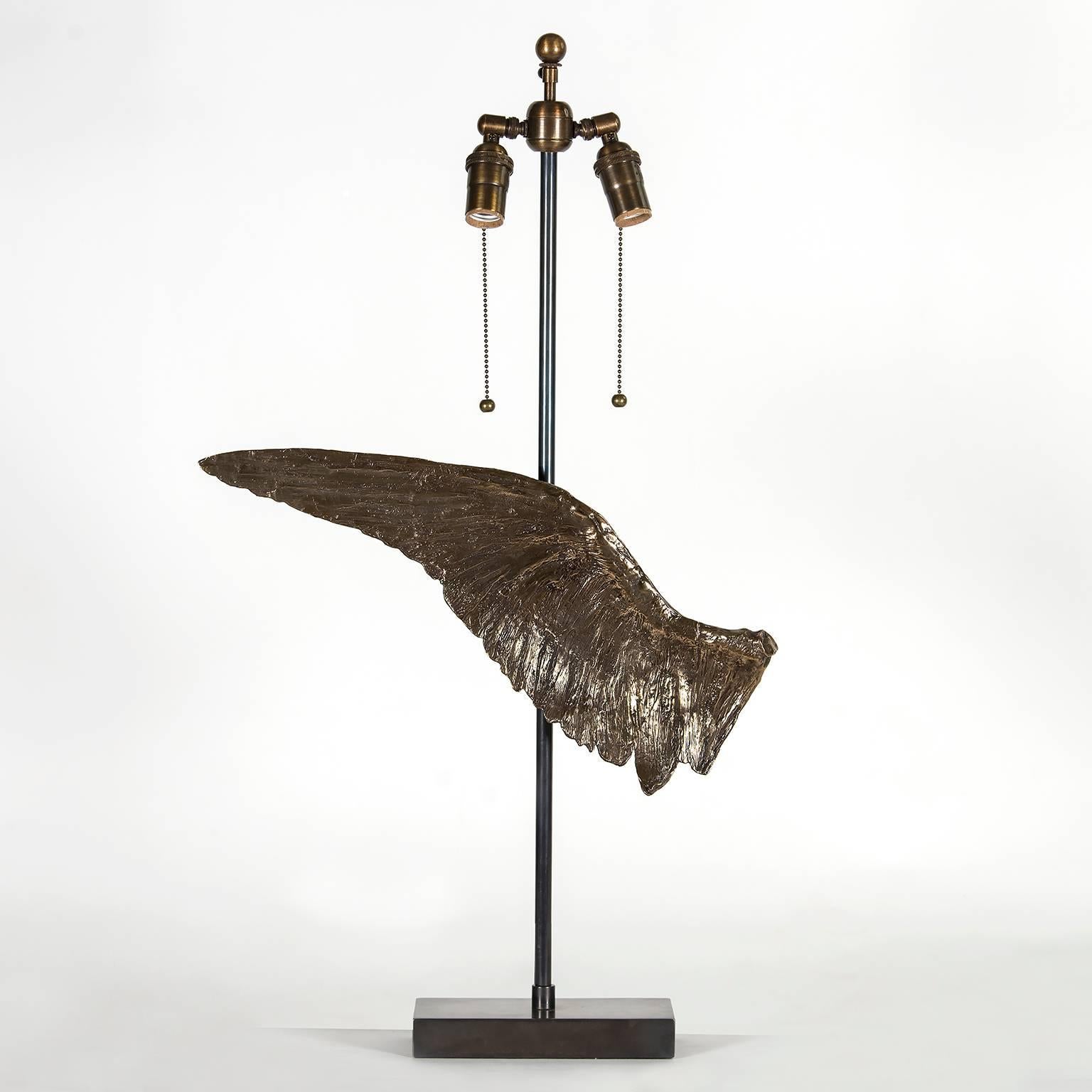 Zeitgenössische skulpturale Flügel-Tischlampe aus Bronzeguss von Vivian Carbonell (amerikanisch) im Angebot