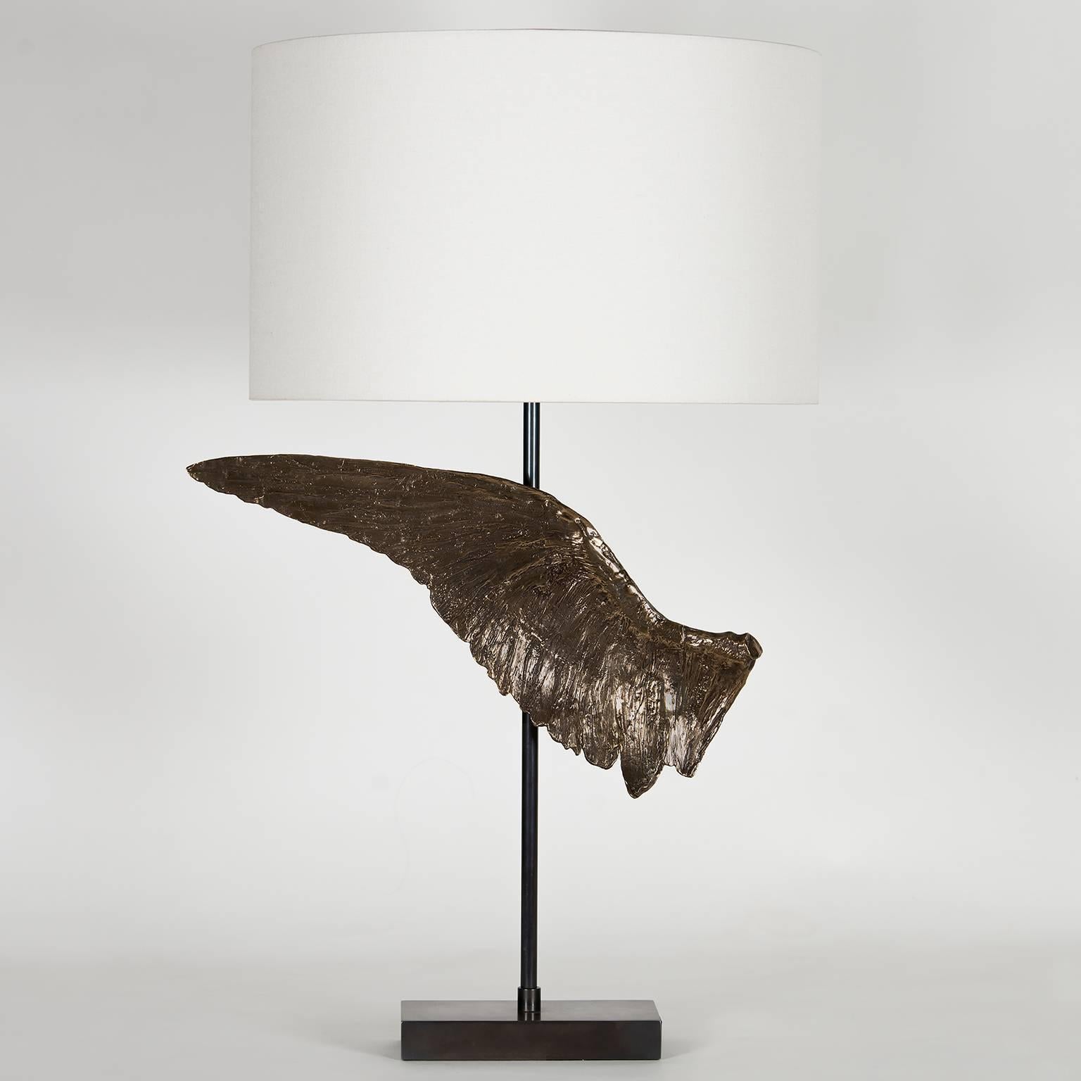 Zeitgenössische skulpturale Flügel-Tischlampe aus Bronzeguss von Vivian Carbonell (21. Jahrhundert und zeitgenössisch) im Angebot