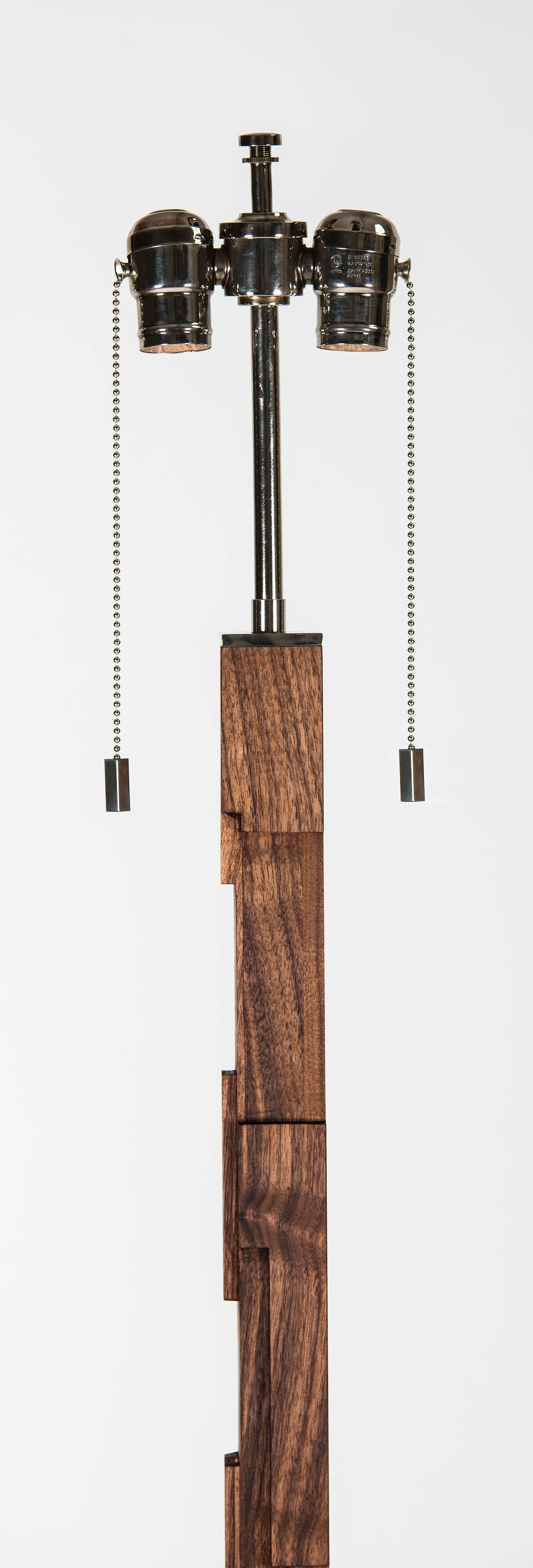 Stehlampe im Mid-Century-Stil aus Nussbaumholz und vernickeltem Sockel von Vivian Carbonell (Moderne der Mitte des Jahrhunderts) im Angebot