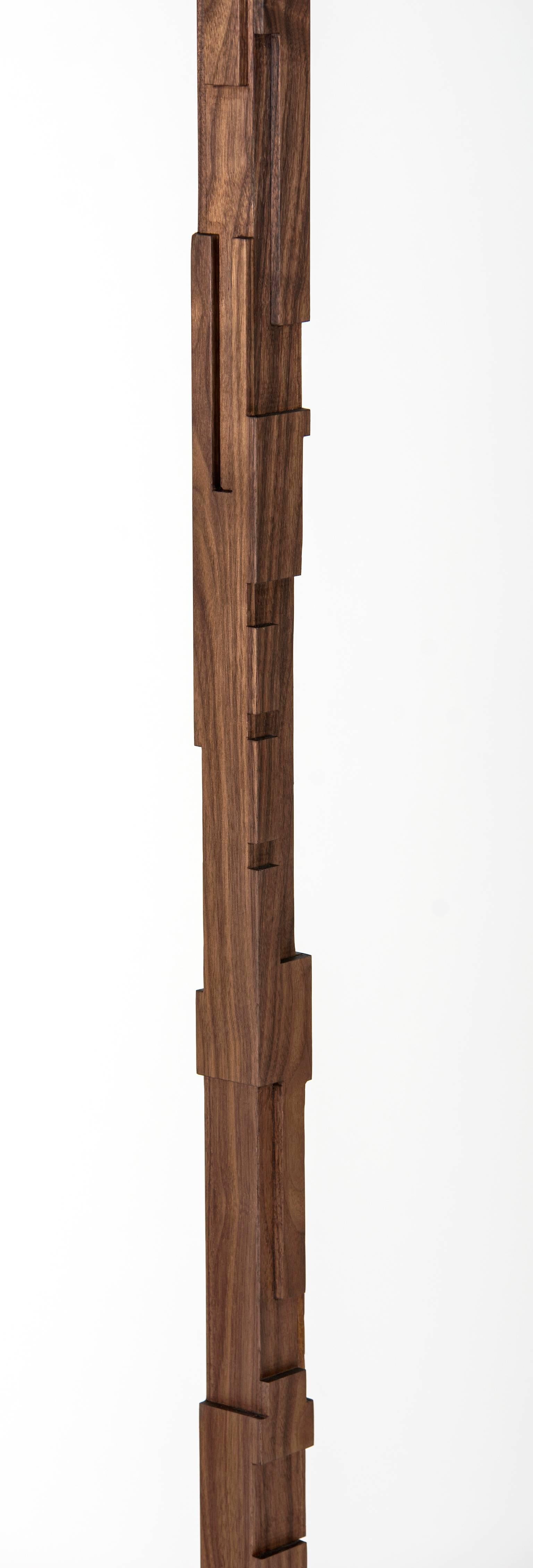 Stehlampe im Mid-Century-Stil aus Nussbaumholz und vernickeltem Sockel von Vivian Carbonell (amerikanisch) im Angebot