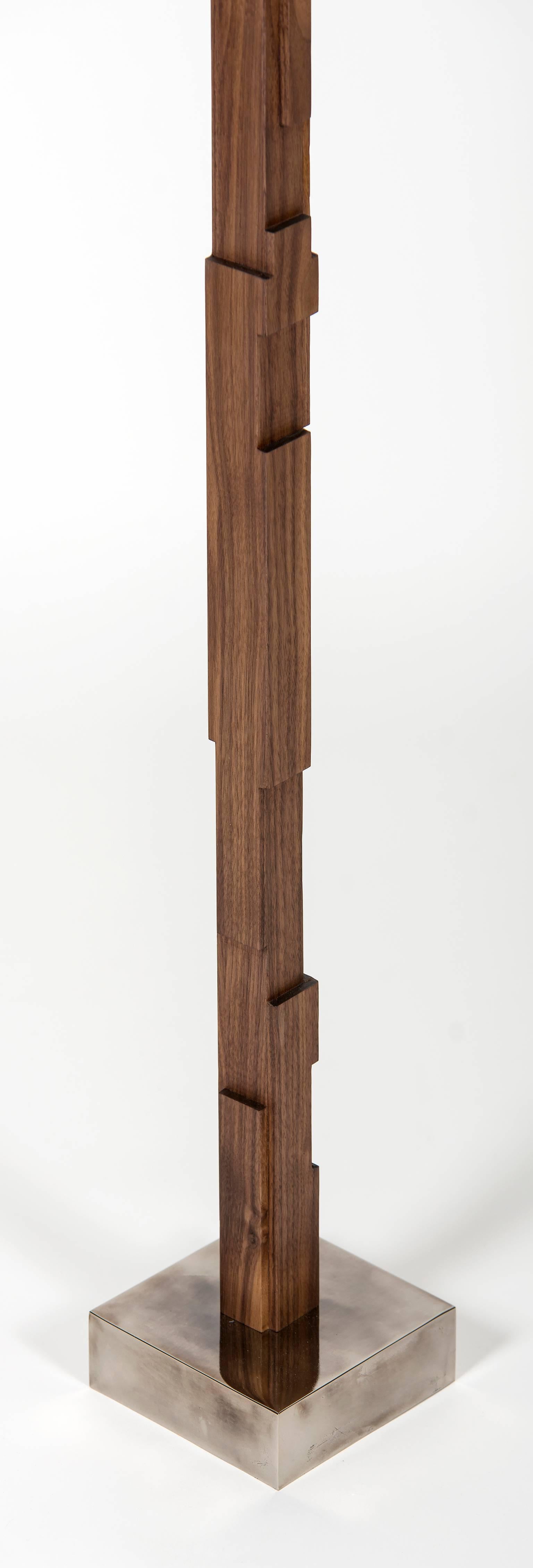 Stehlampe im Mid-Century-Stil aus Nussbaumholz und vernickeltem Sockel von Vivian Carbonell (Geschnitzt) im Angebot