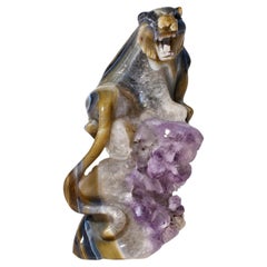 Sculpture de tigre en agate sculptée à la main sur un rocher d'améthyste, XXe siècle