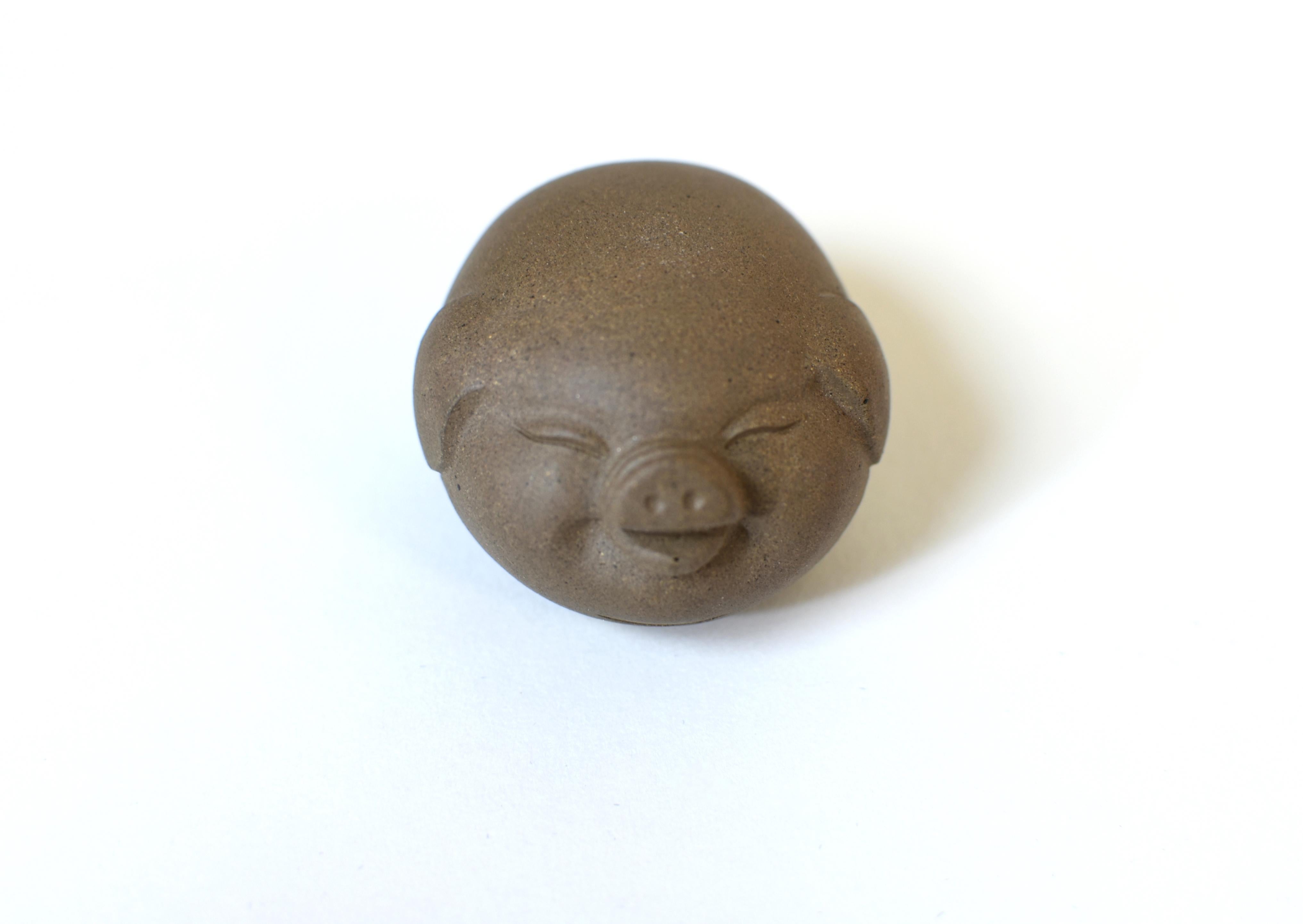 Cinese Set di 5 mini maiali in terracotta, animali da tè e fermacarte in vendita