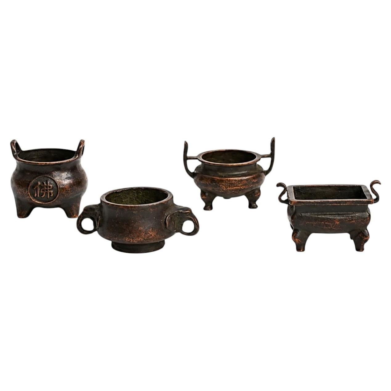 Set di quattro mini incensieri cinesi in bronzo antico, massicci e pesanti