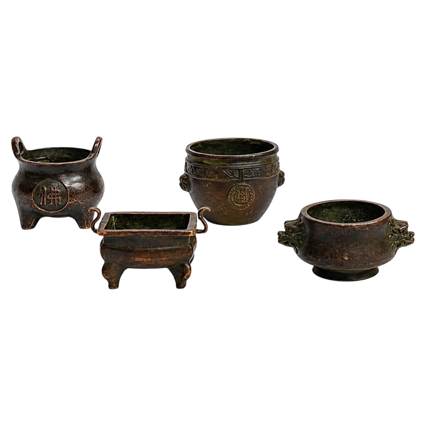 Quattro mini incensieri cinesi antichi in bronzo massiccio, pesanti