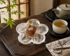 Assiette « Fleur de pêcher » en cristal de roche transparent, sculptée à la main par un artisan japonais