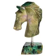 Escultura de un busto de cabeza de caballo de esmeralda, con piedra preciosa natural auténtica y base totalmente de esmeralda