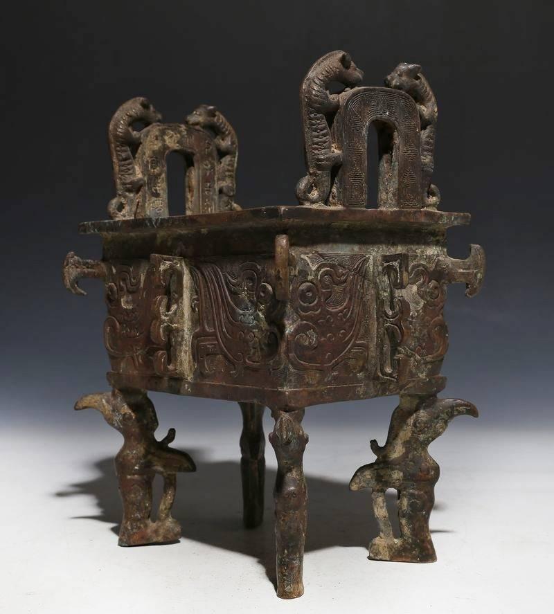 A supreme bronze piece from 19th century. The style of this incense burner is of the traditional 