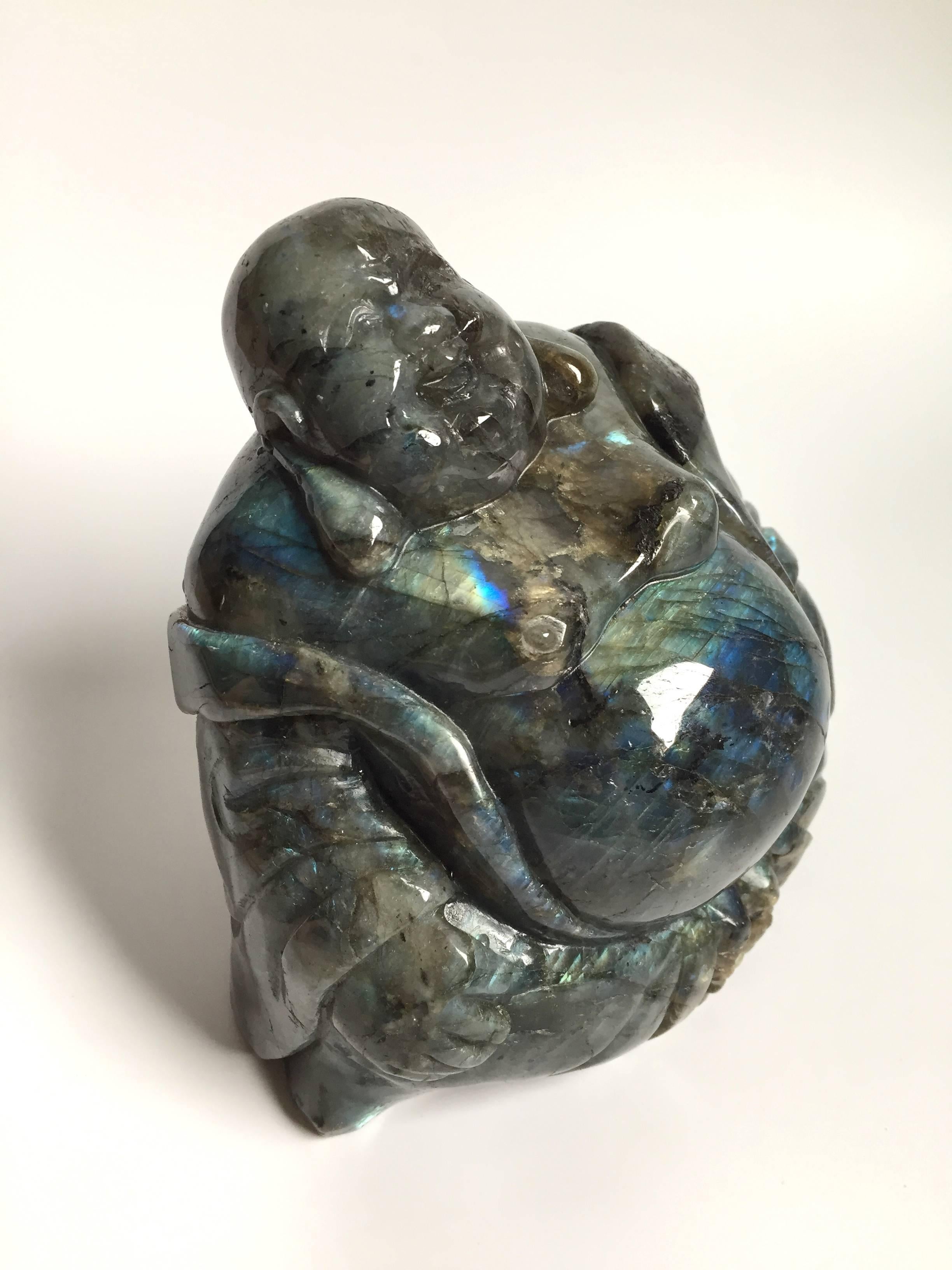 Sculpté à la main Pierre précieuse Happy Buddha Labradorite en vente