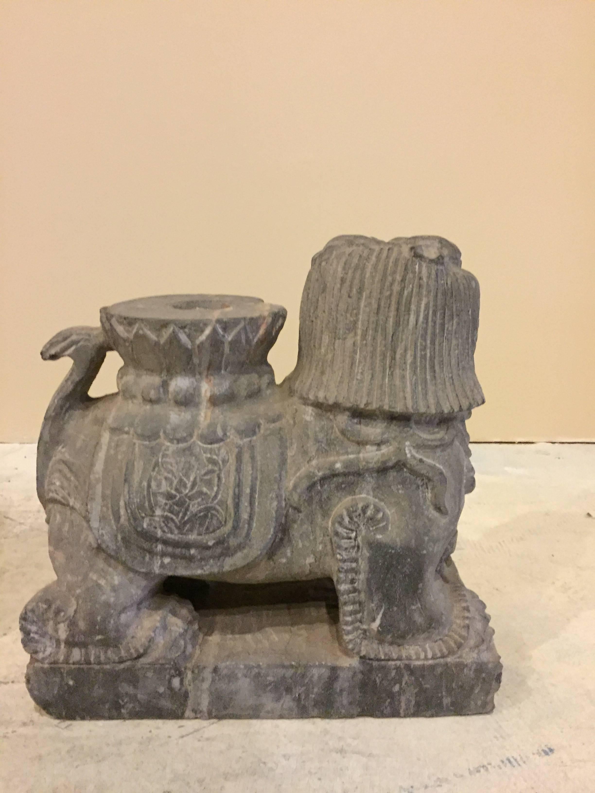 Paire de statues de jardin en pierre représentant des chiens Foo et des bougeoirs en vente 4