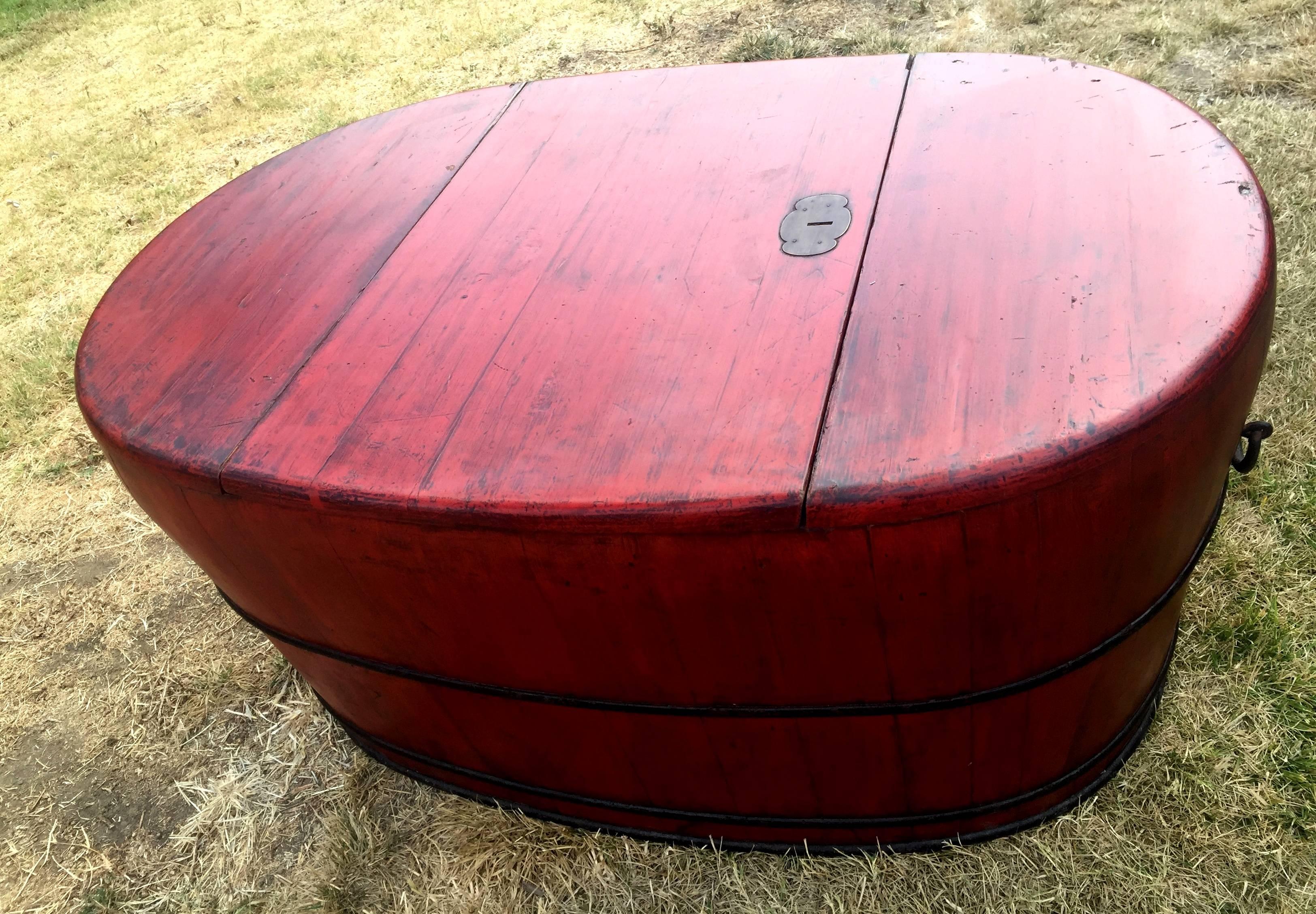 Red Lacquered Wood Bath Tub In Good Condition For Sale In Somis, CA