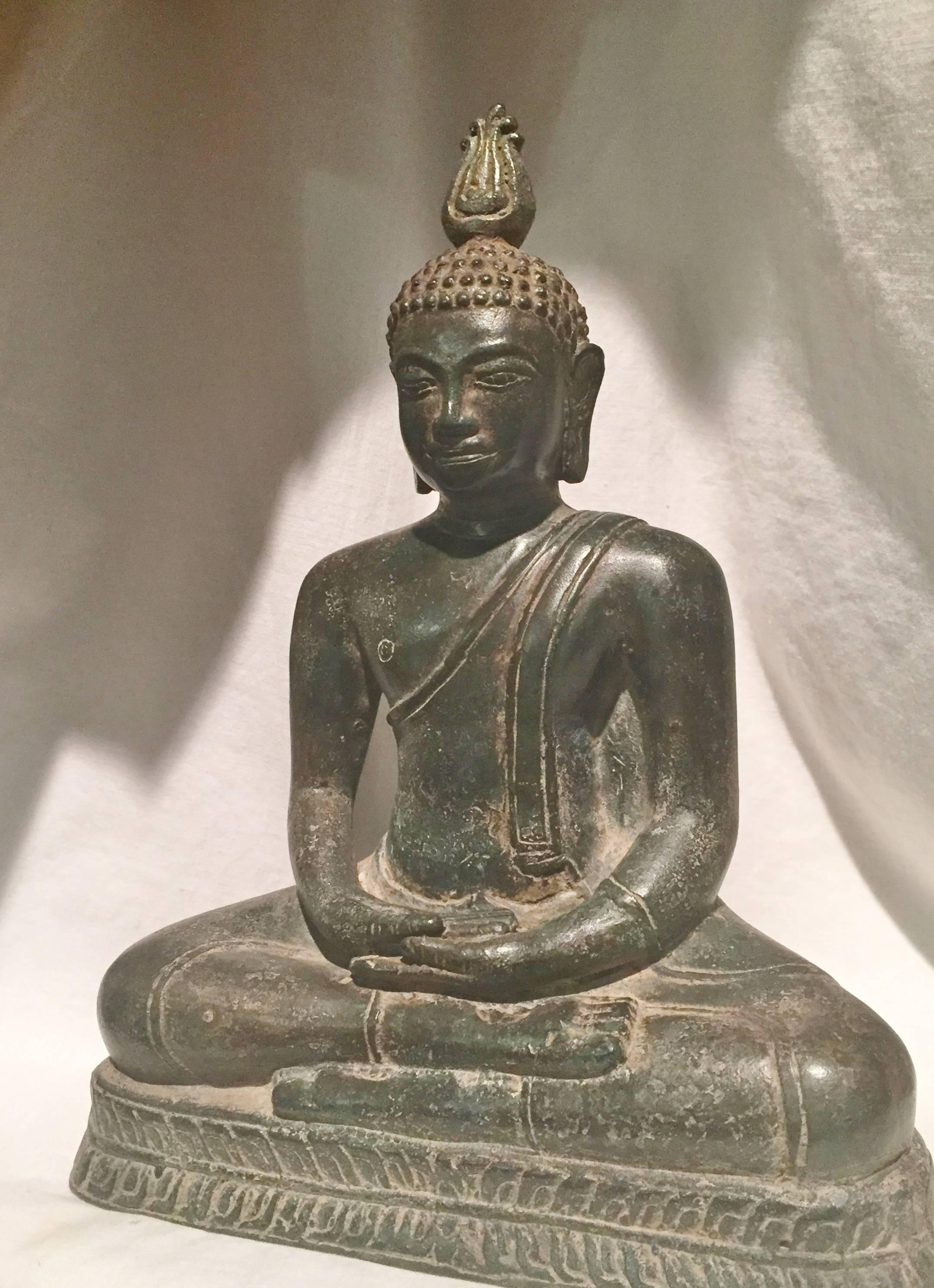 Ein sehr seltenes Stück aus dem Königreich Kandy:: einer unabhängigen Monarchie der Insel Lanka:: die im späten 15. Jahrhundert gegründet wurde und bis ins frühe 19. Jahrhundert bestand. 

Dieses Werk repräsentiert den Stil der Buddha-Darstellung