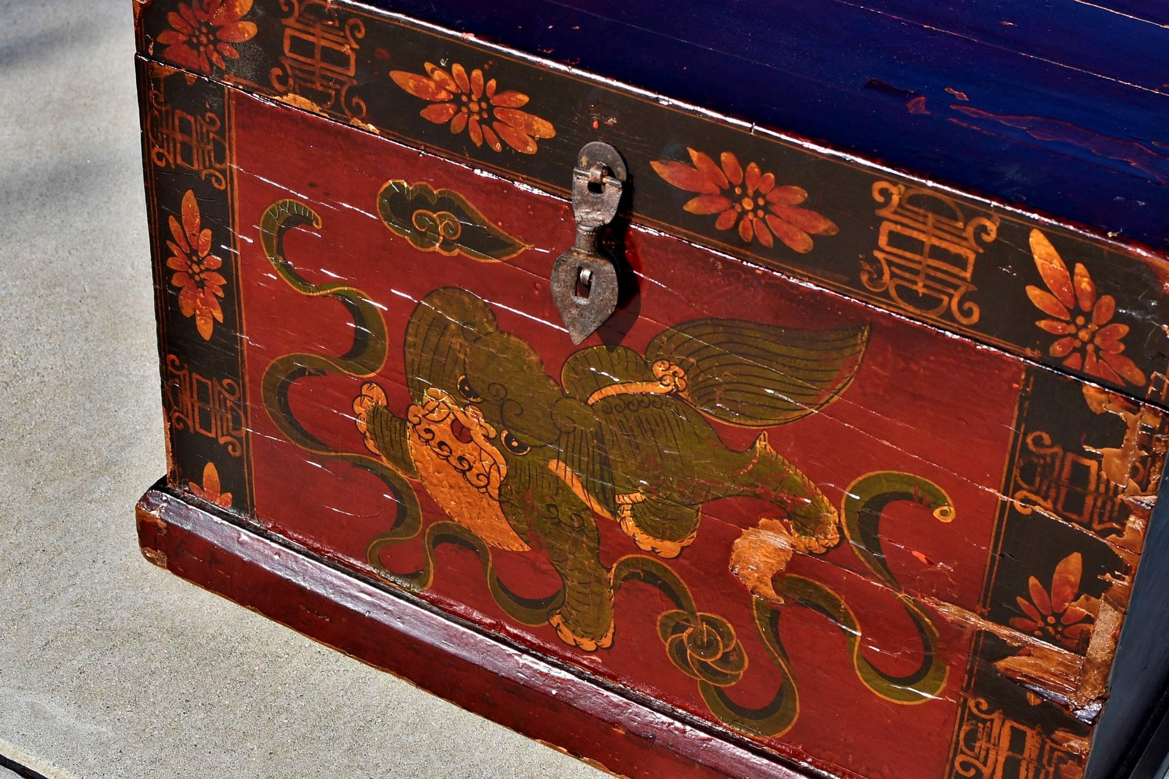 Large Painted Box with Foo Dog, Antique Trunk In Good Condition In Somis, CA