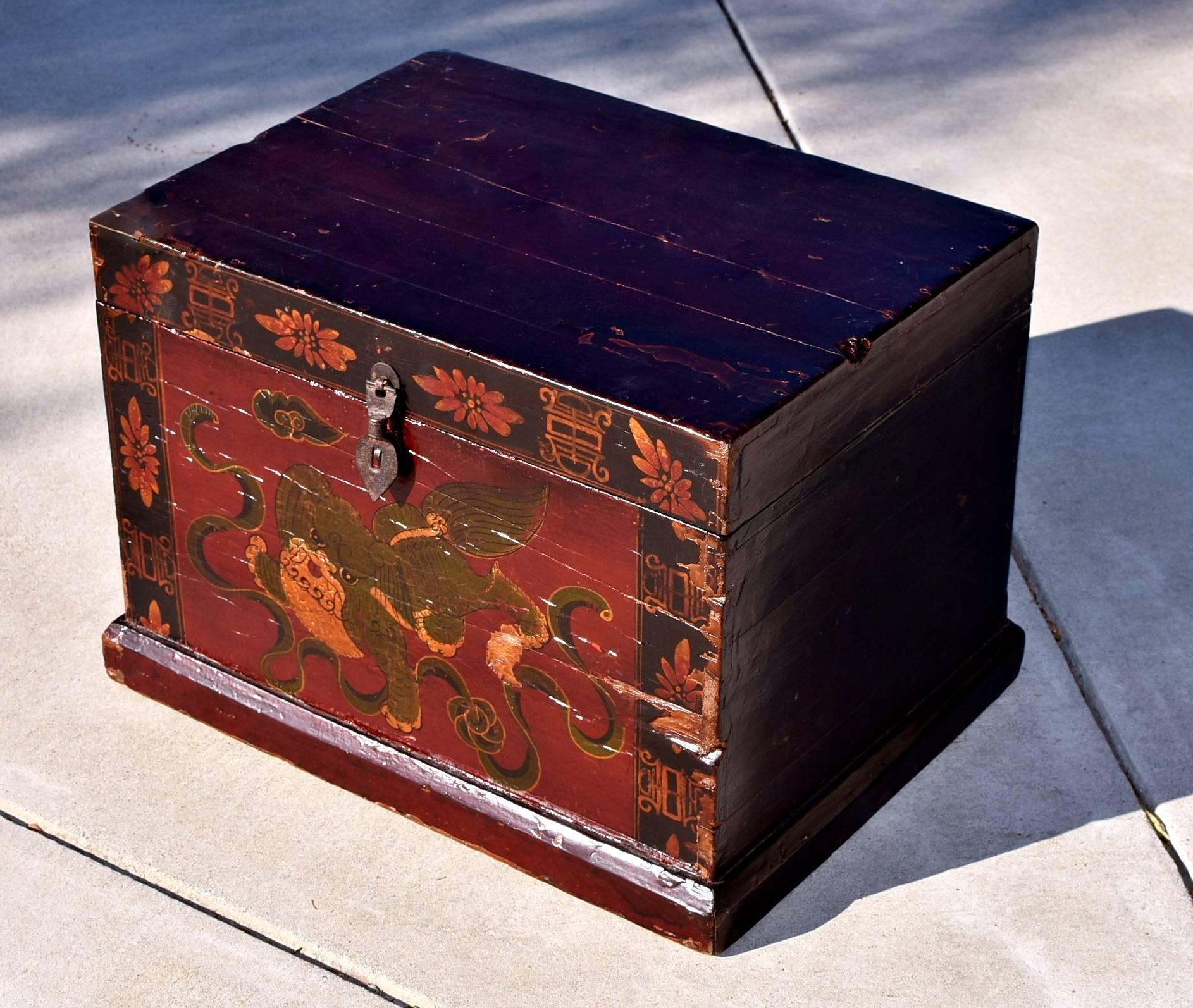 Large Painted Box with Foo Dog, Antique Trunk 1