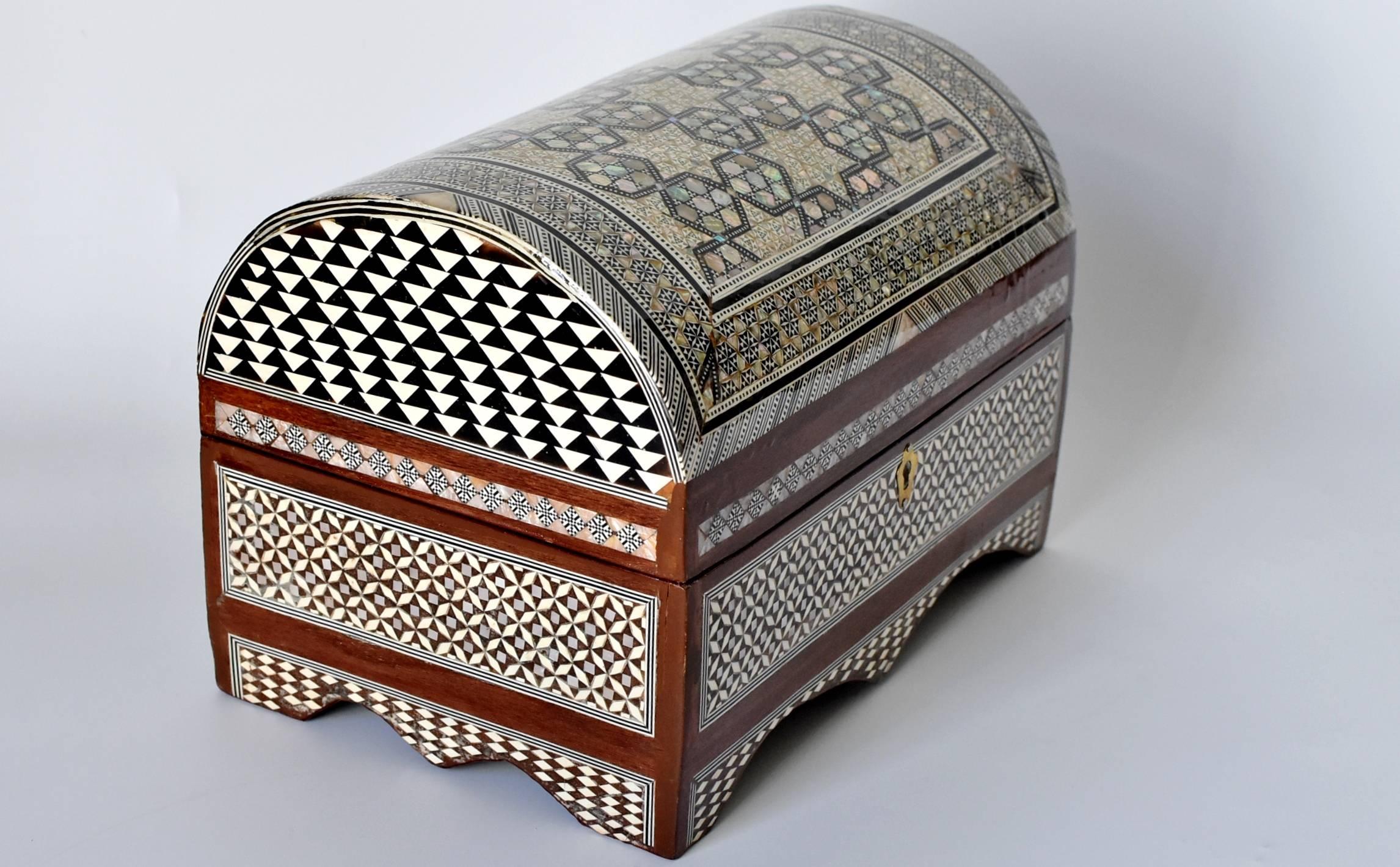 Mother-of-pearl Inlaid Dome Jewelry Box In Good Condition In Somis, CA