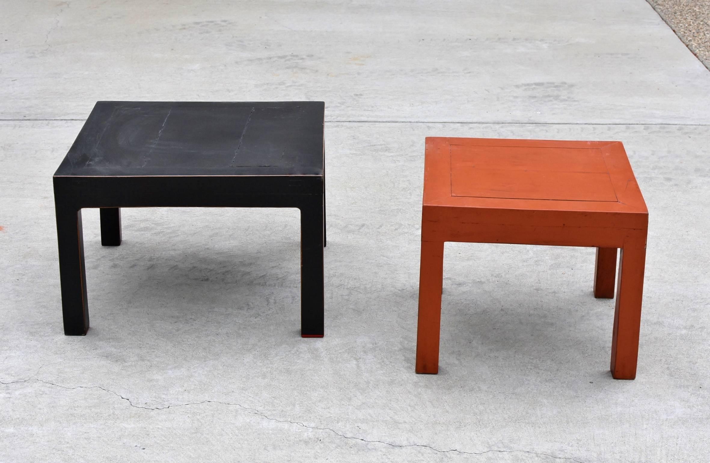 Deux belles tables Parsons en bois massif. Magnifique laque noire et rouge orangé. Ces tables élégantes font d'excellentes tables basses, tables d'appoint, tabourets et supports pour sculptures. Bois massif.

Noir : 21,5