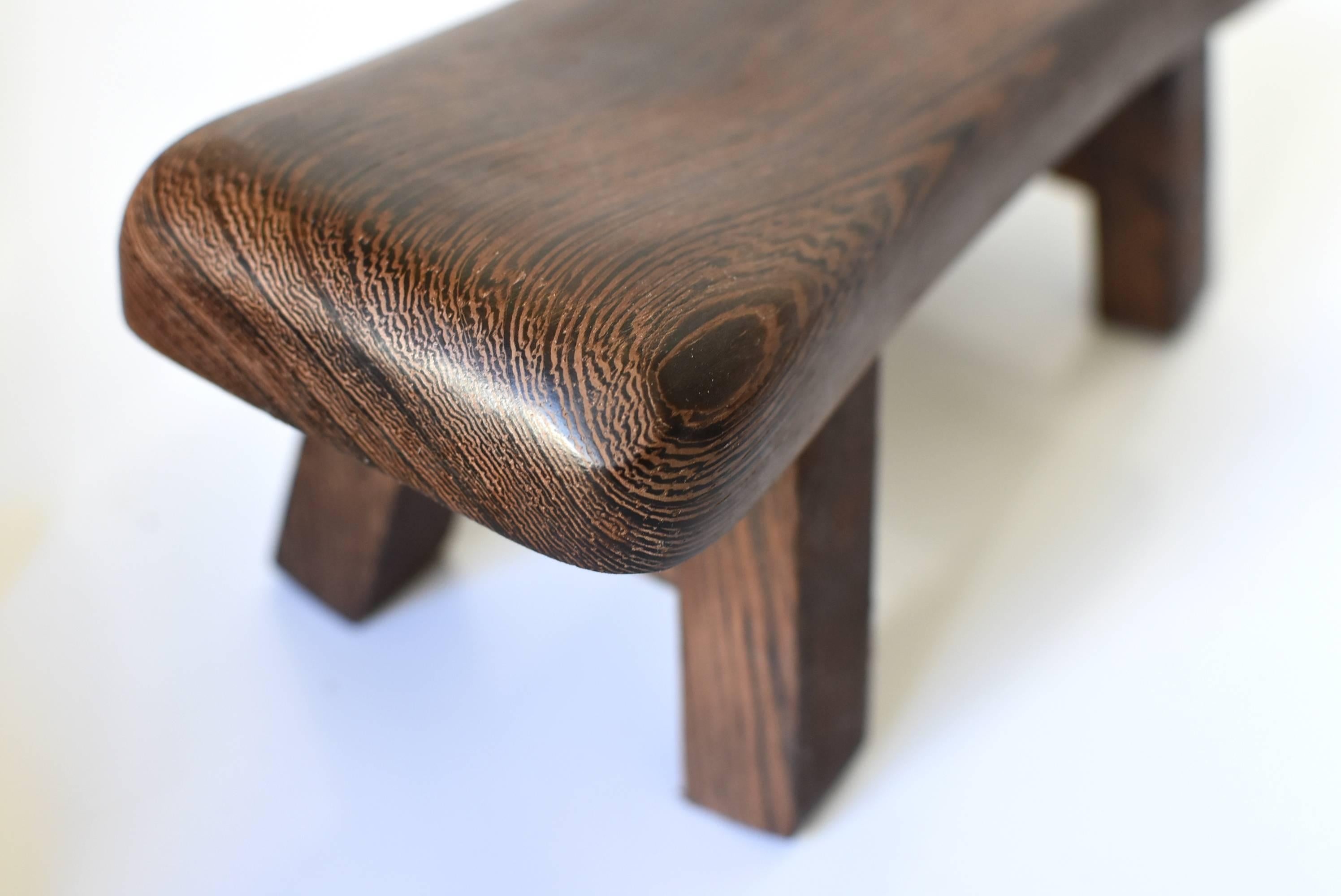 Legno Coppia di mini-sgabelli, poggiatesta e supporti in legno di Wengé in vendita