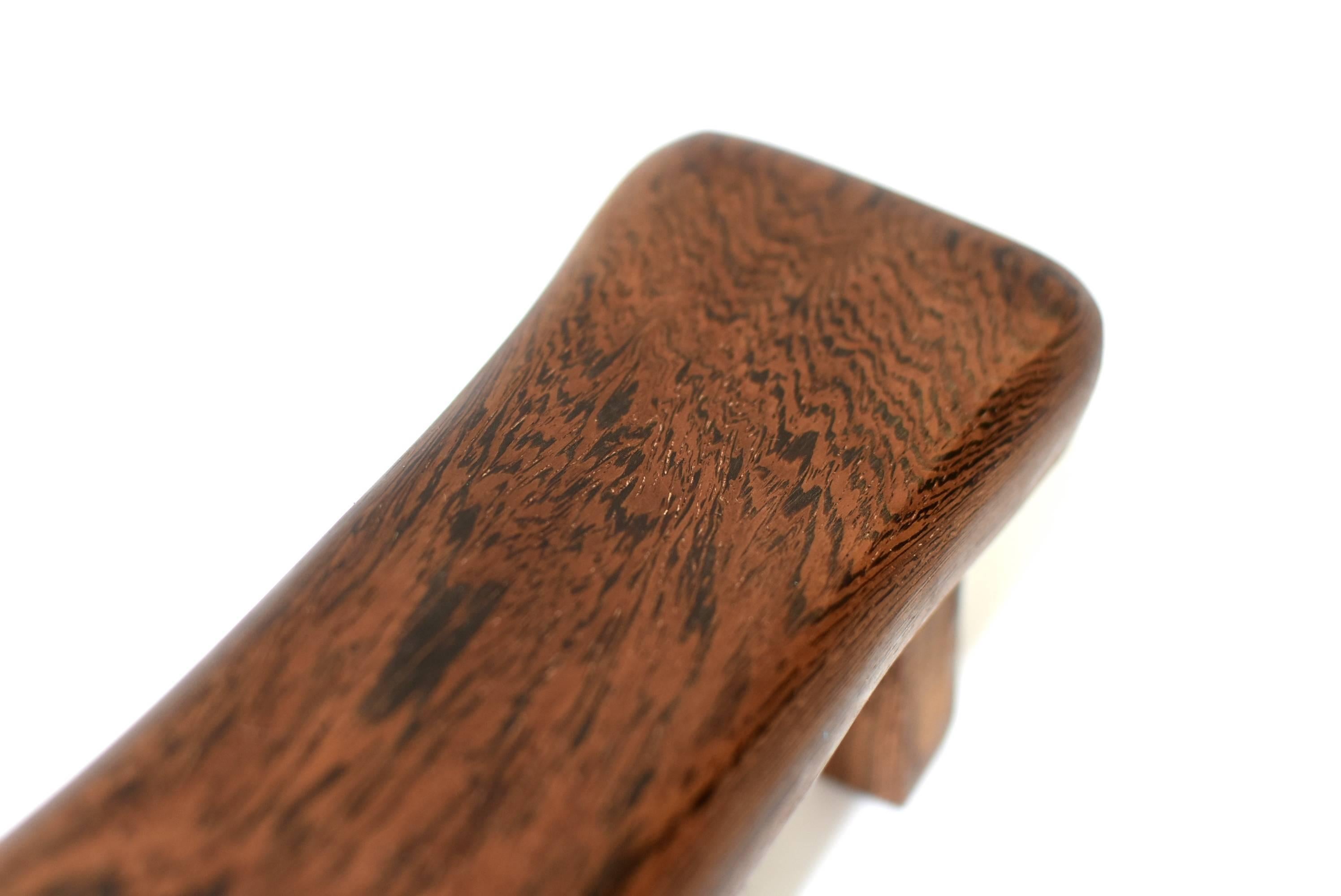 Coppia di mini-sgabelli, poggiatesta e supporti in legno di Wengé in vendita 3
