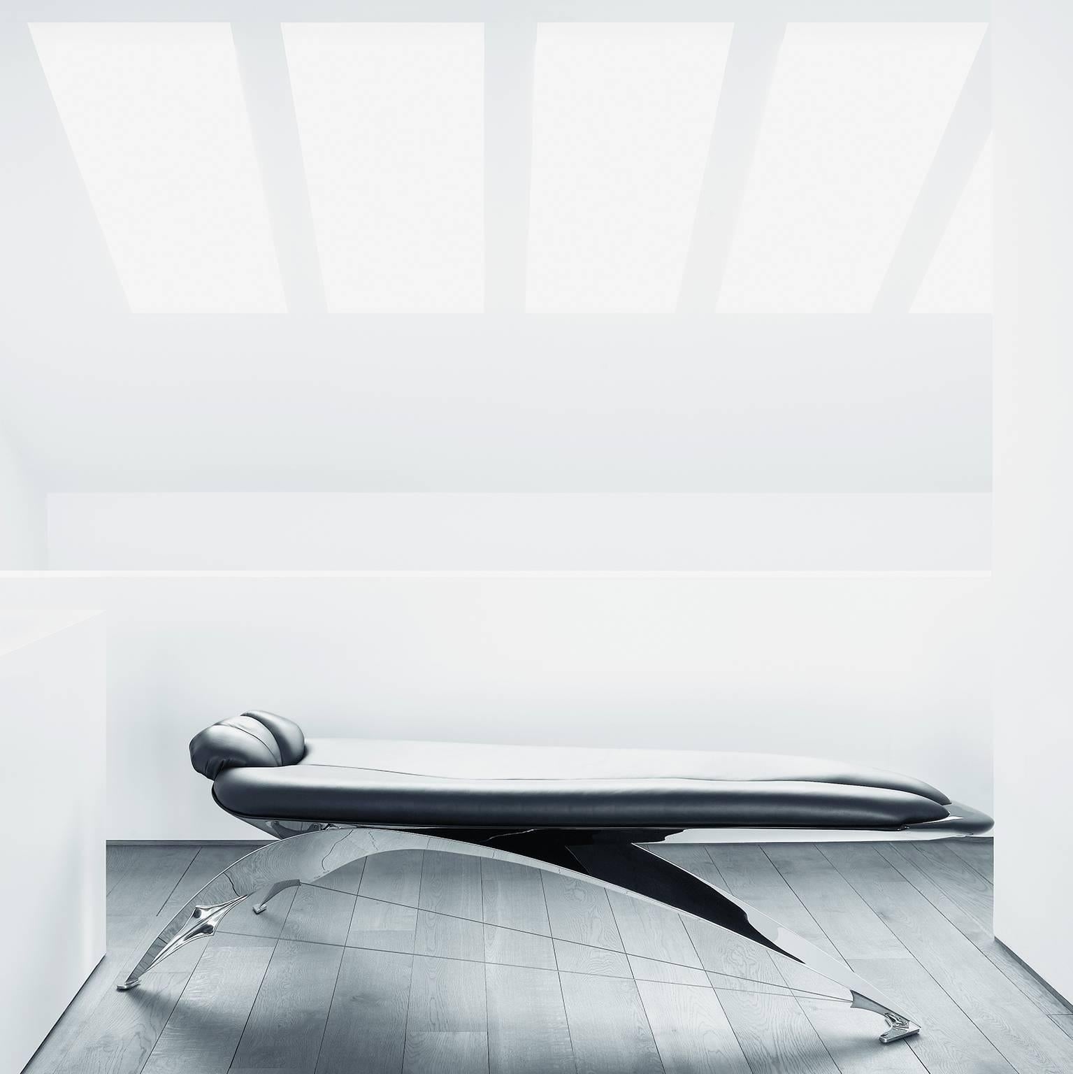 Der 1986 vom Architekten Santiago Calatrava entworfene Sessel präsentiert sich in einem schönen und futuristischen Look. Das Hauptstützelement besteht aus einem eleganten Chromstahlgestell, die Liegefläche und die Kopfkissen sind mit naturfarbenem