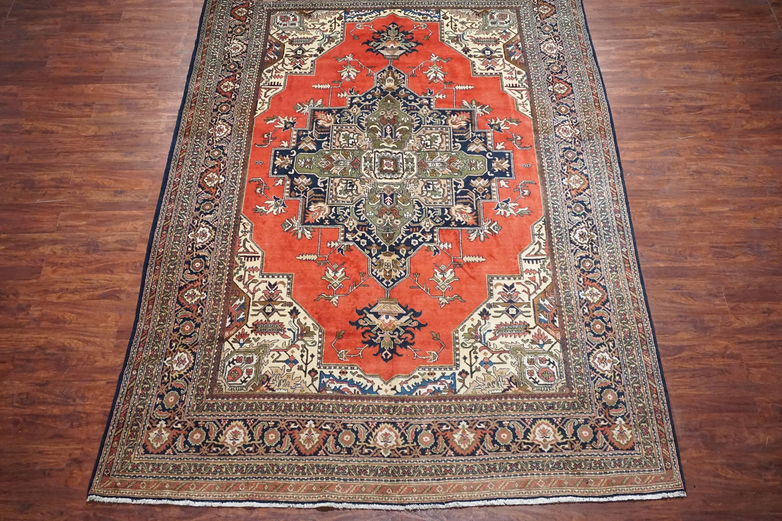 Fine Persian Heriz Serapi rug

circa 1970

Measures: 8' 11