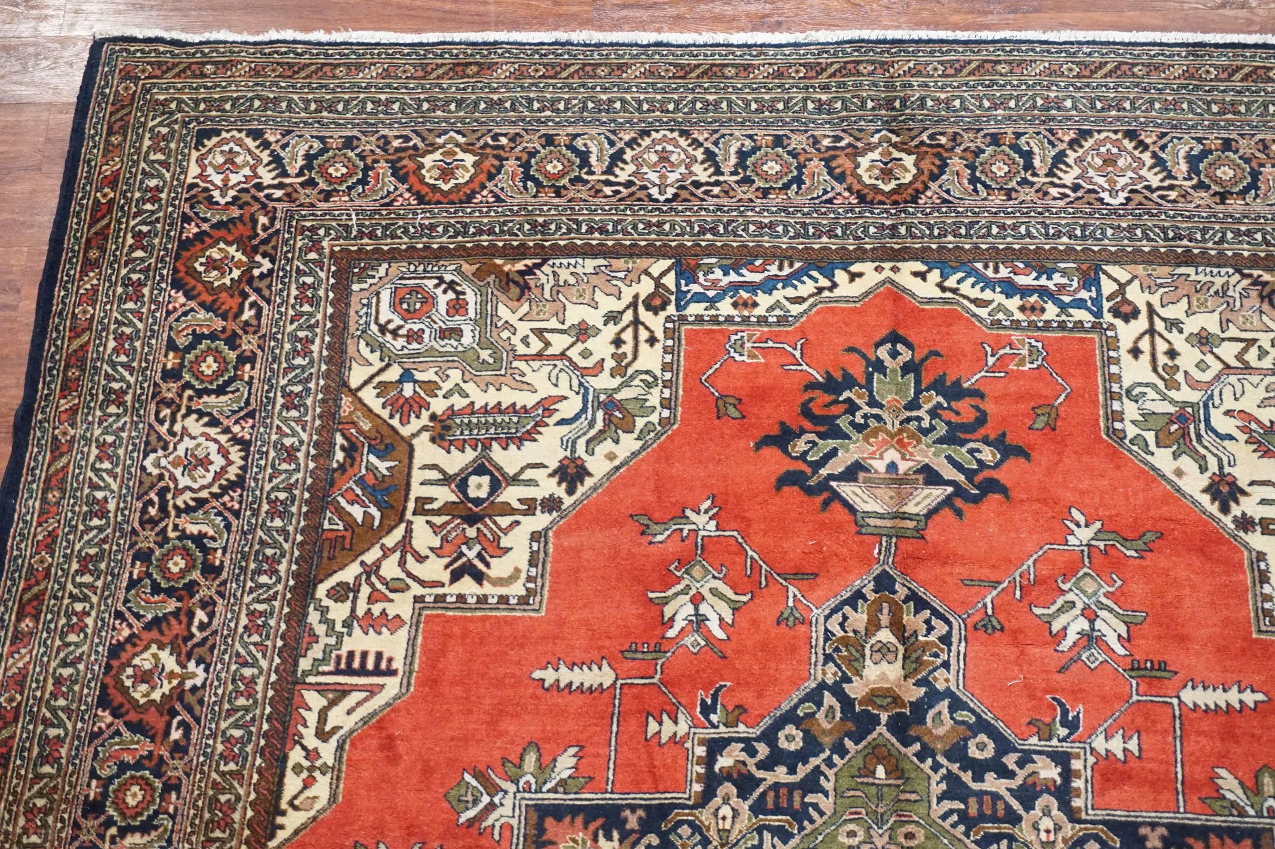 20th Century Fine Persian Heriz Serapi Rug, circa 1970 For Sale