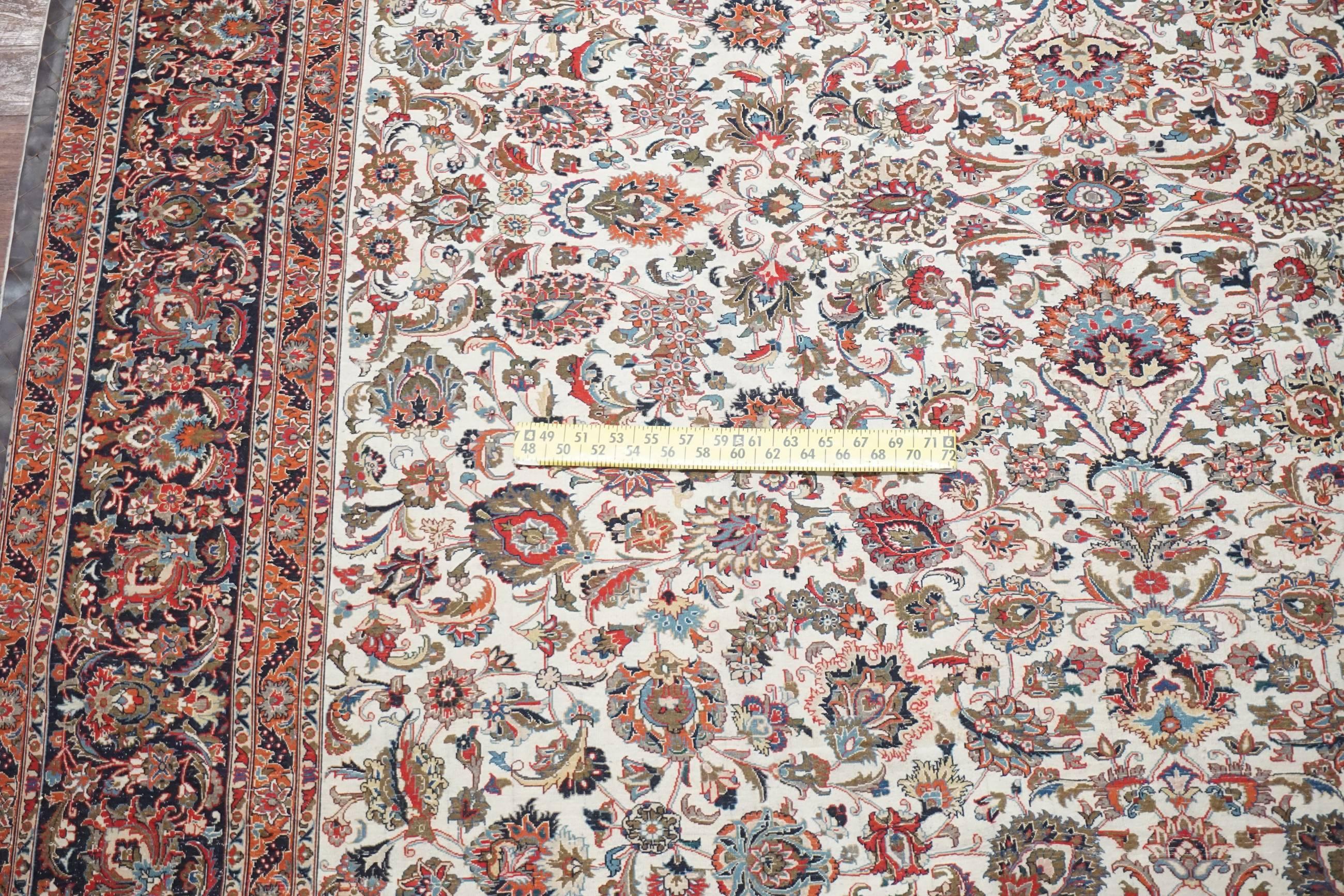 Fine Wool and Silk Persian Tabriz Rug, circa 2000 For Sale 1