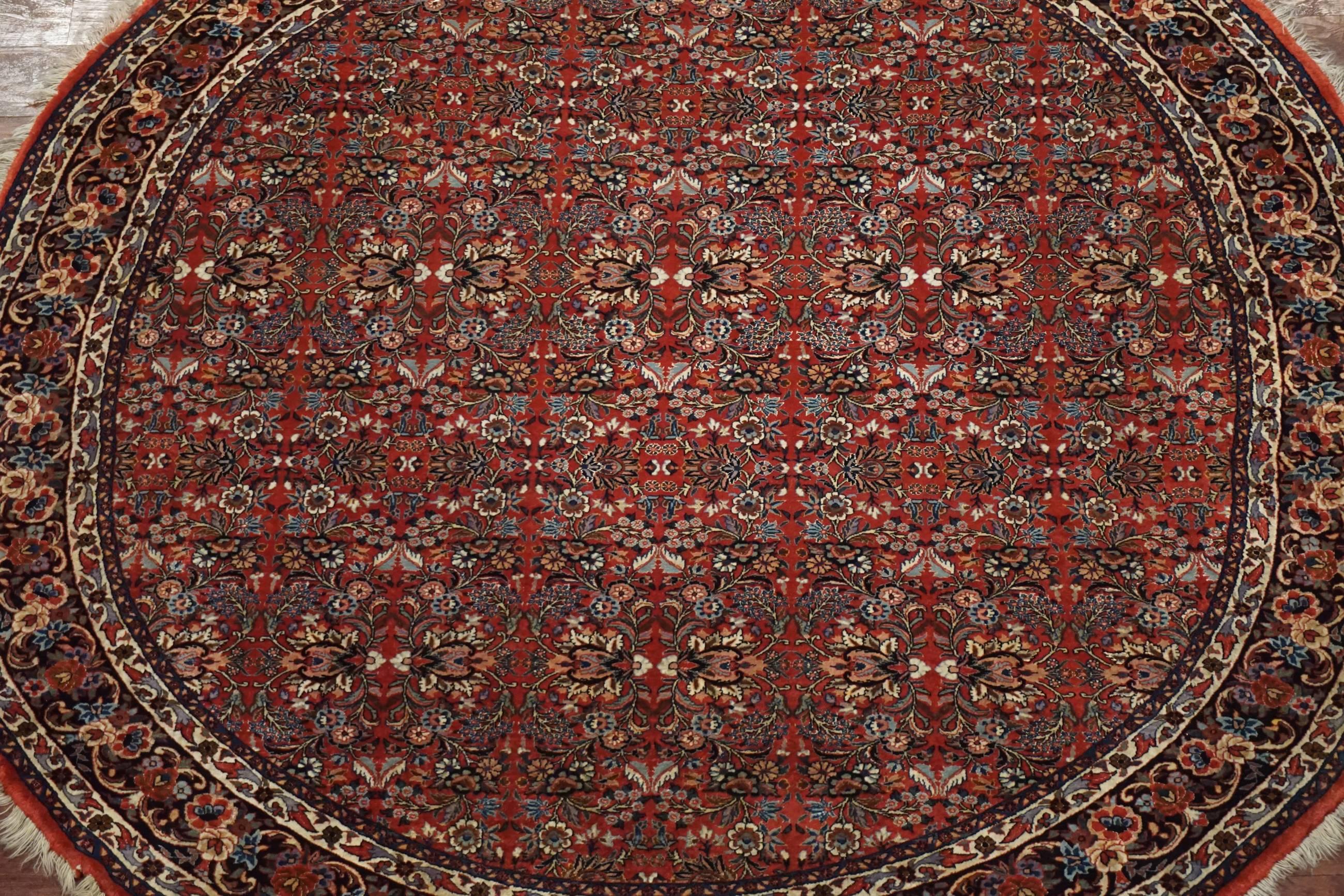 Fine round Persian Bidjar Area rug

circa 1970

Measures: 7' 3