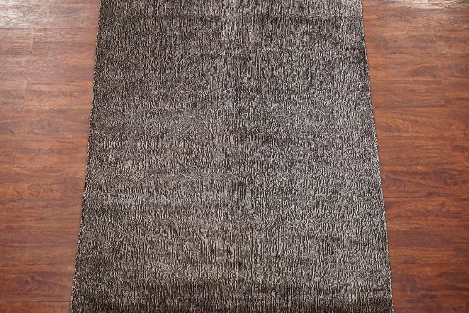 Modern bamboo silk area rug

2015

Measures: 4' x 5' 11