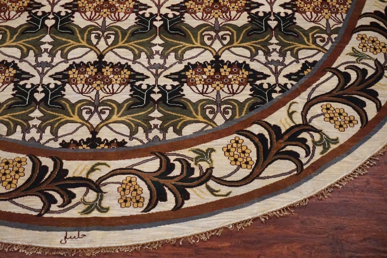 Round Ivory William Morris Style Rug For Sale at 1stdibs
