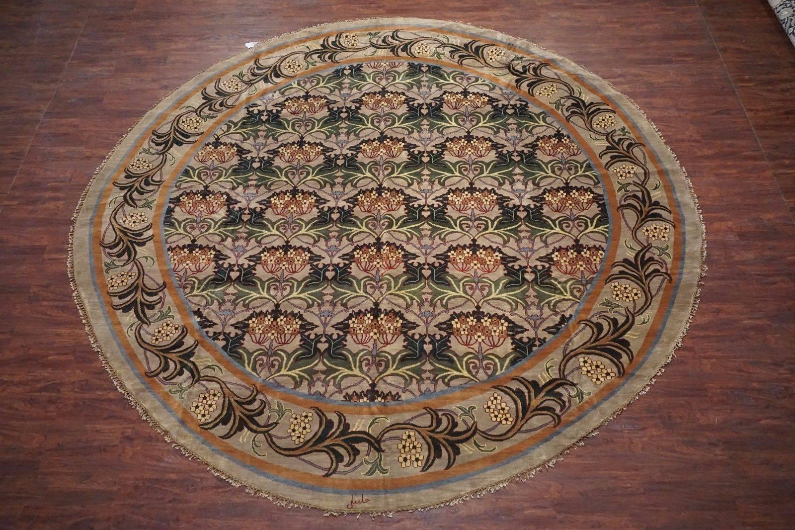 Round William Morris style rug, 

circa 1990

Measures: 13' 10