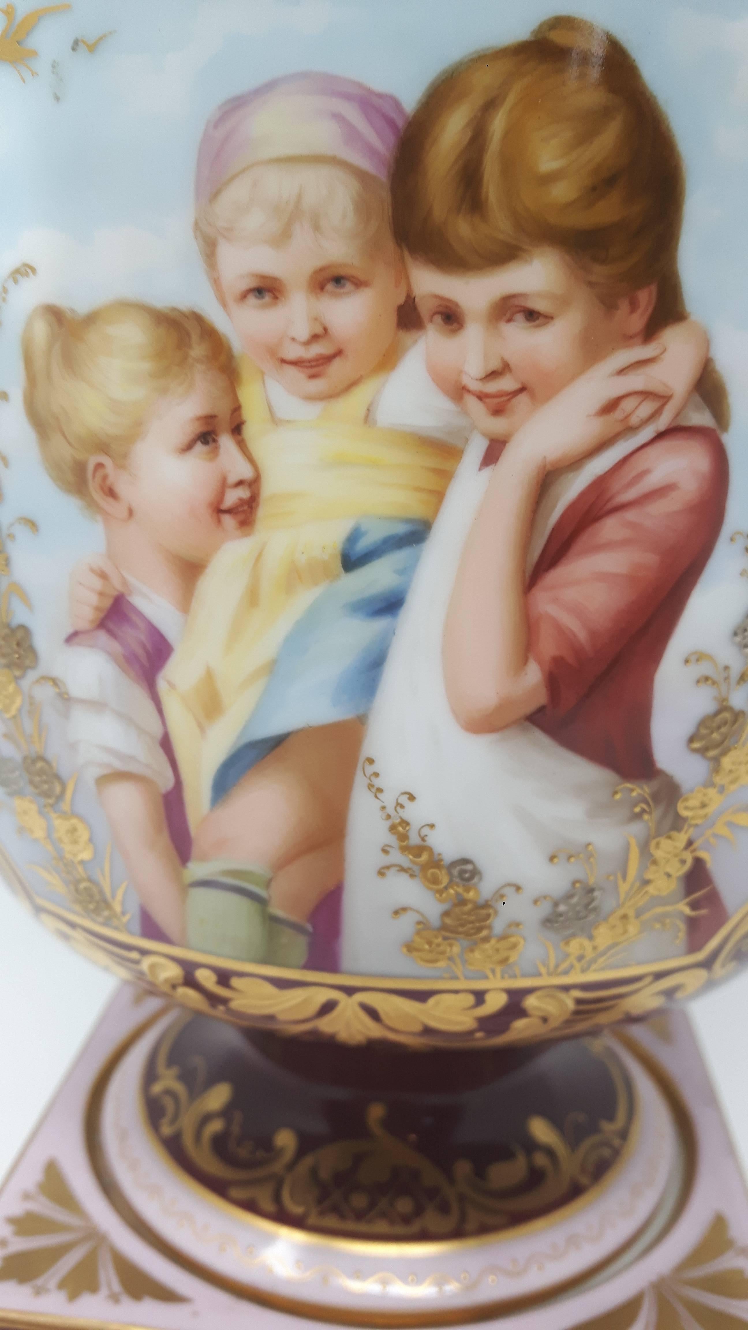 Fein bemalte Wiener Vasen des 19. Jahrhunderts mit vergoldeten Rändern, um 1880, Paar im Angebot 2