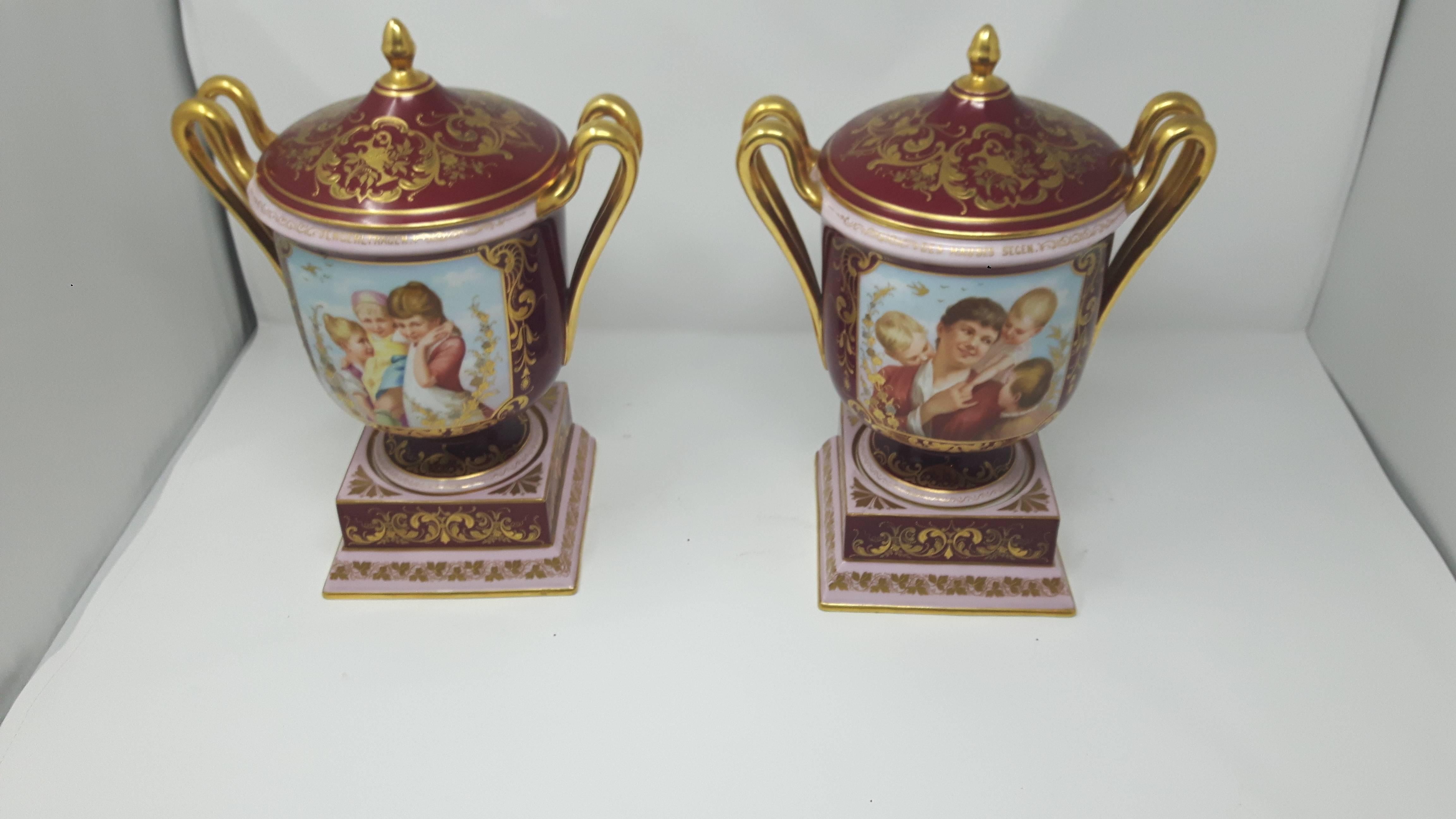 Autre Paire de vases viennois du 19ème siècle finement peints avec bordures dorées, vers 1880 en vente