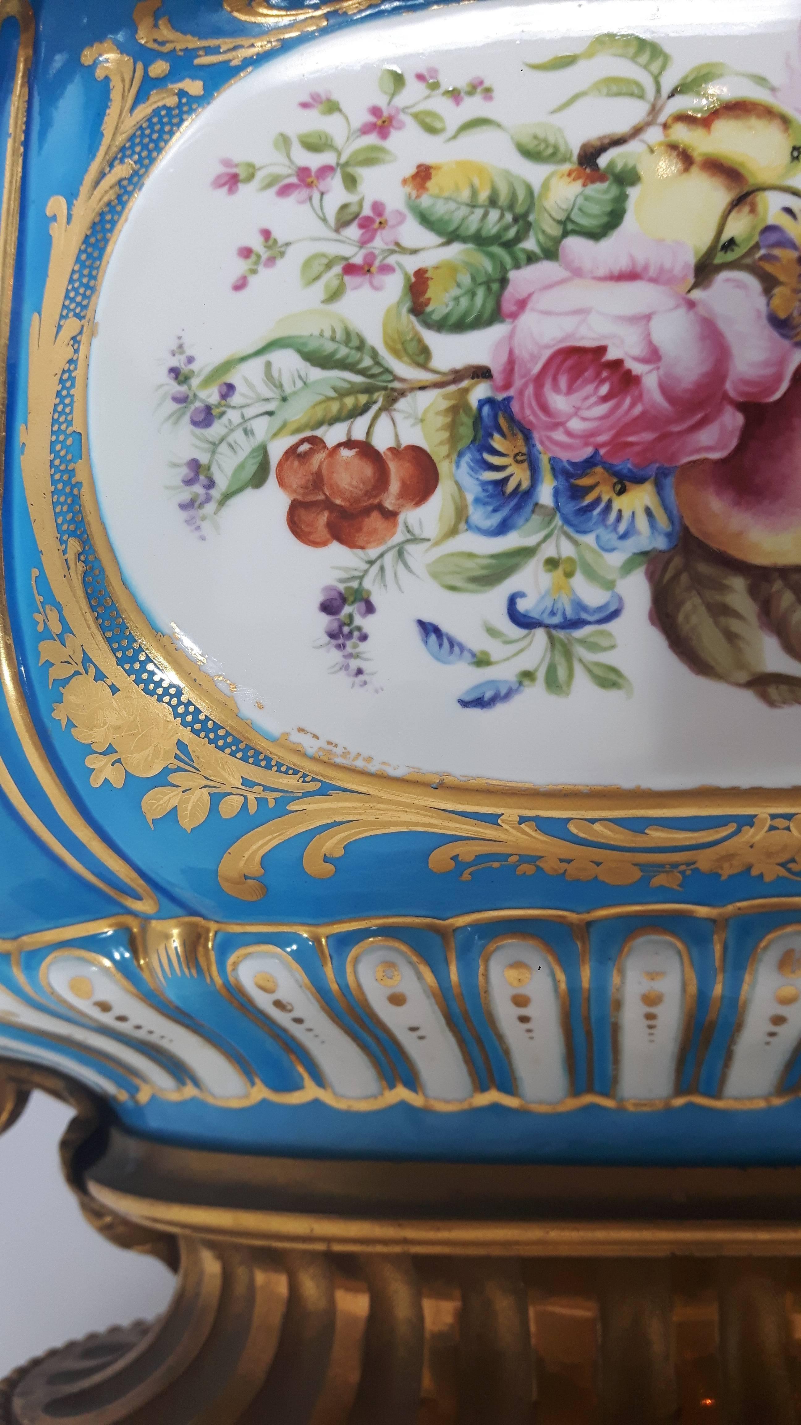 19th Century Hand-Painted and Gilt Porcelain Serve Style Coup Vase For Sale 3