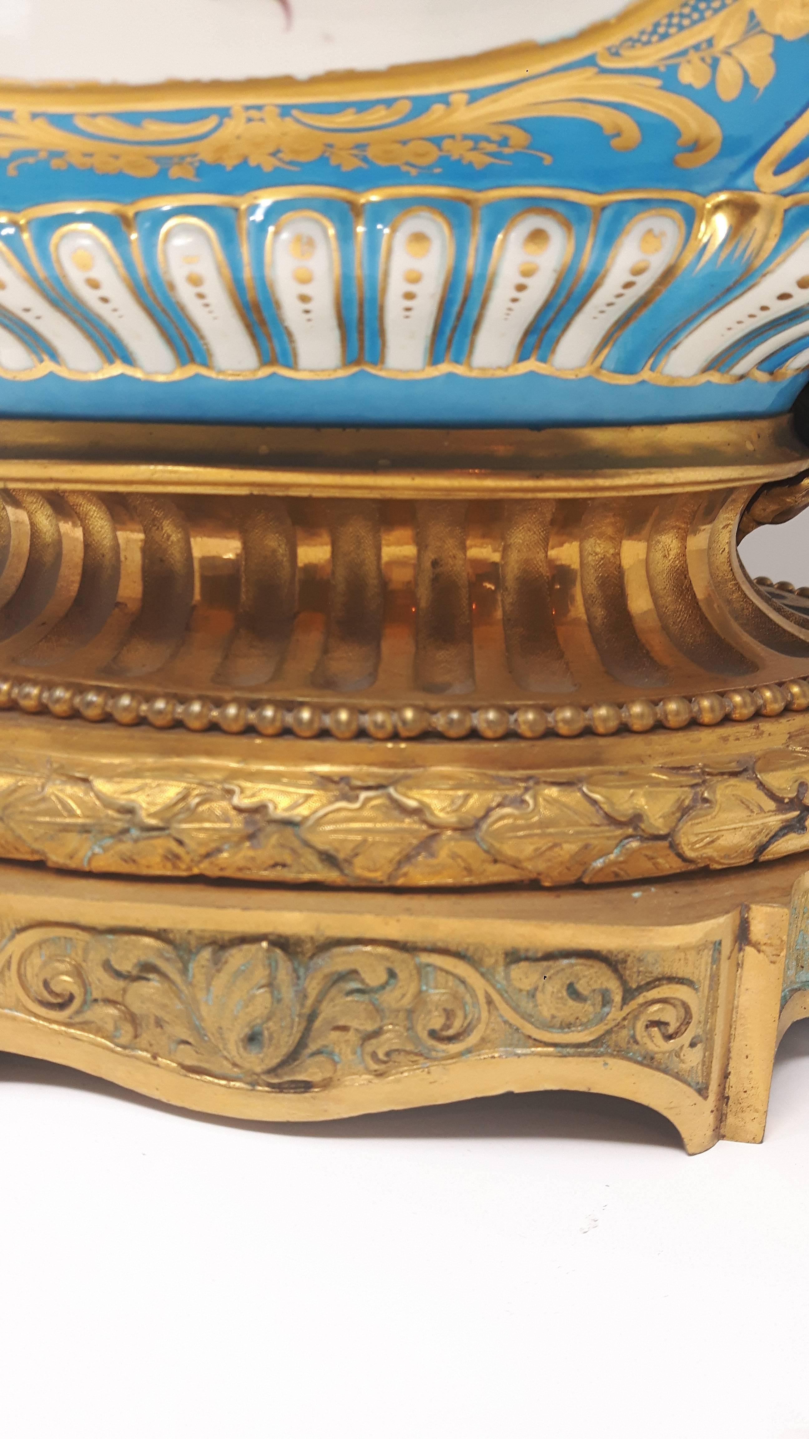 Jarrón de Porcelana del Siglo XIX Pintado a Mano y Dorado Estilo Serve Coup Al fuego en venta