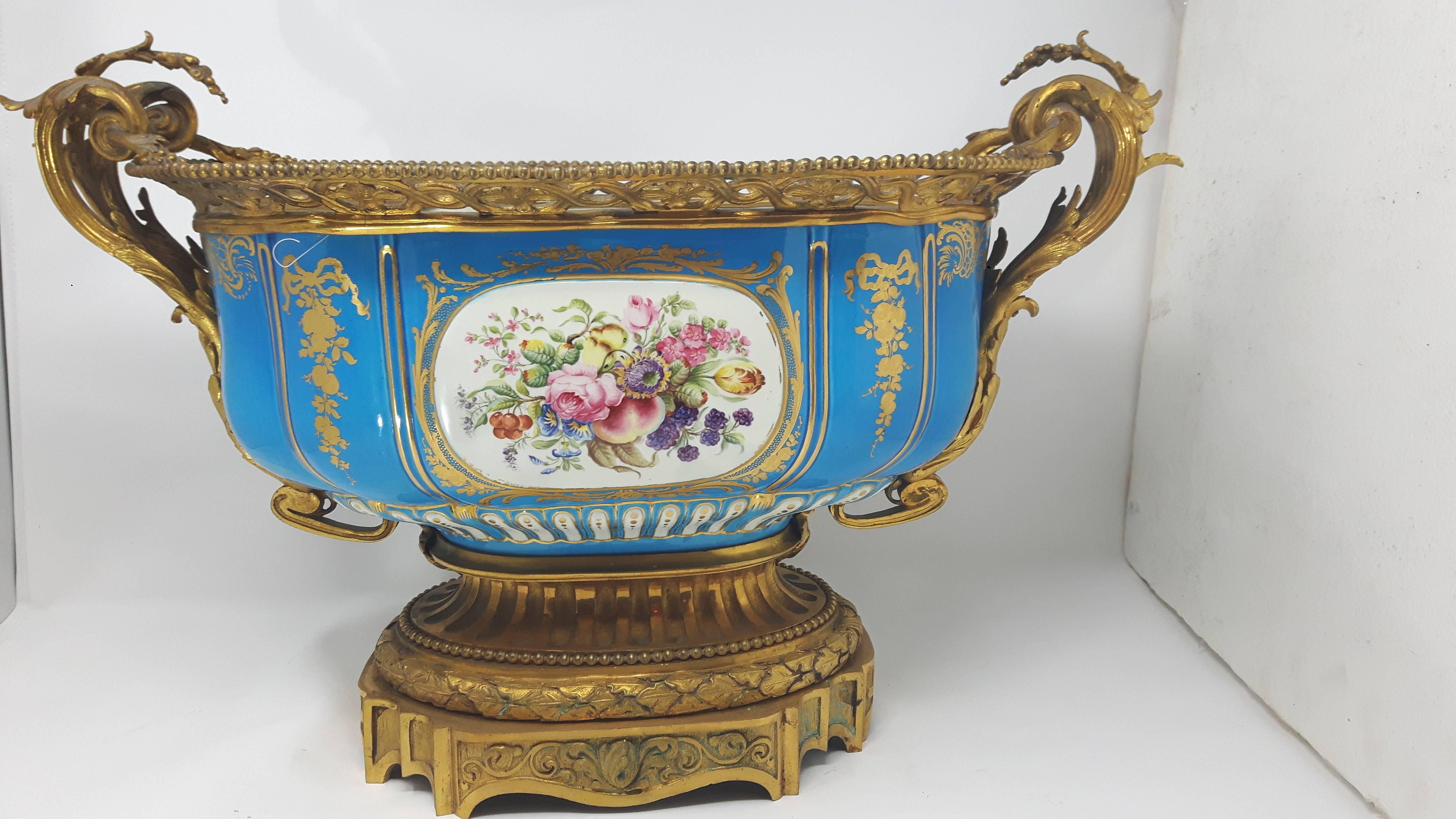 19th Century Hand-Painted and Gilt Porcelain Serve Style Coup Vase For Sale 4