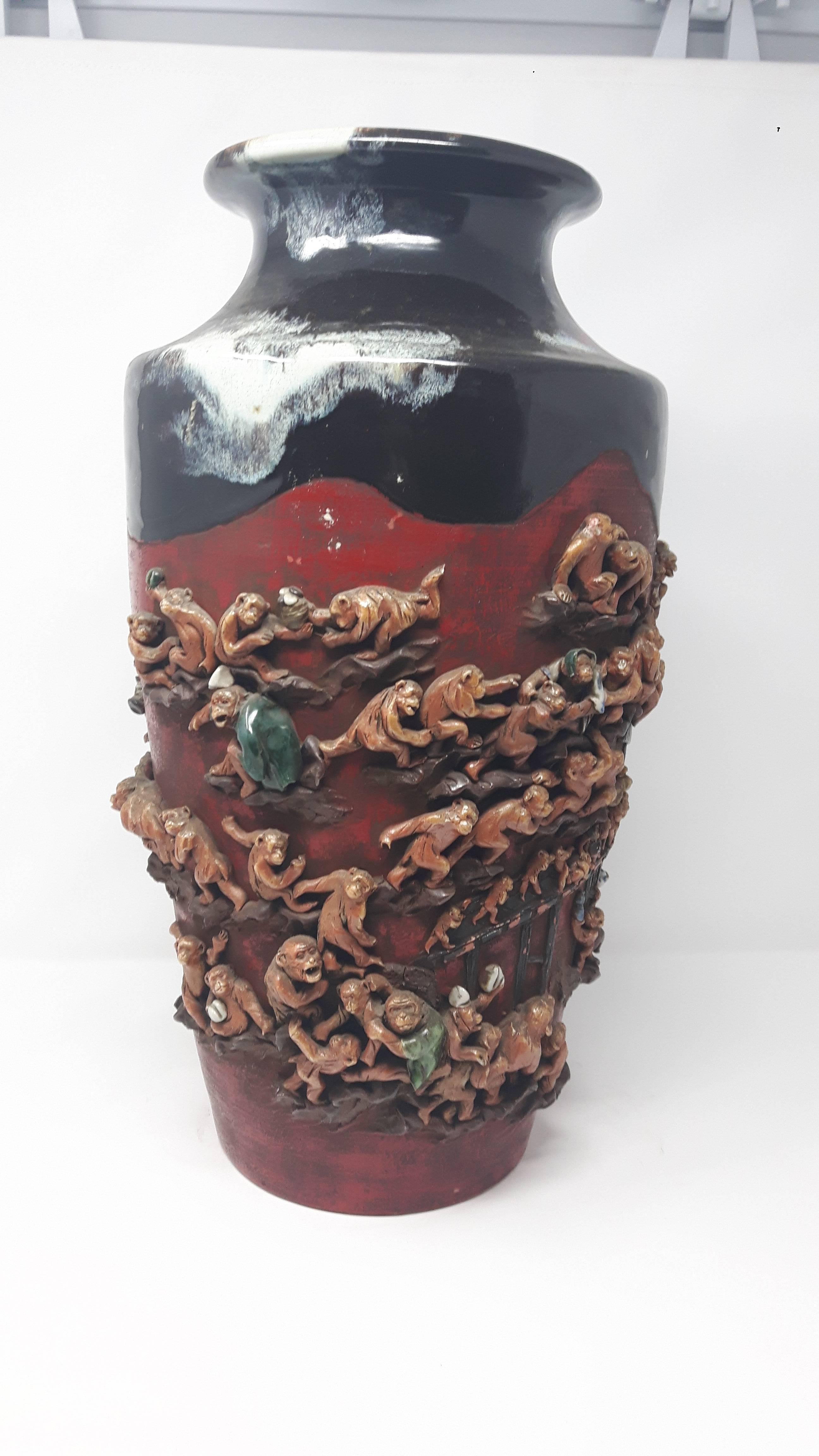 Vase en somida émaillé au goutte-à-goutte, décoré de singes grimpant sur le vase.