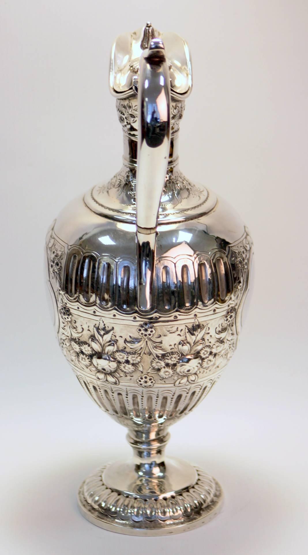 A Victorian silver claret jug 
Made in London 1834 
Maker: Edward, Edward Junior, John & William Barnard 
Fully hallmarked. 

Measure: Weight 751 grams. 

 