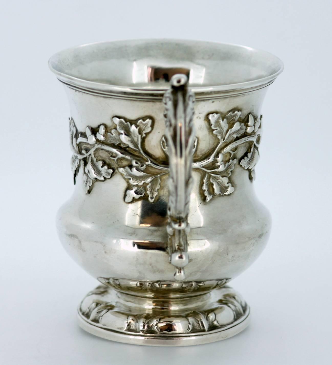 Antique solid silver cup with decorative engravings
Maker: Edward, Edward Junior, John & William Barnard
Made in London, 1832
Fully hallmarked. 

Dimensions: 
Size 11 x 8 x 10 cm 
Weight 164 grams.
