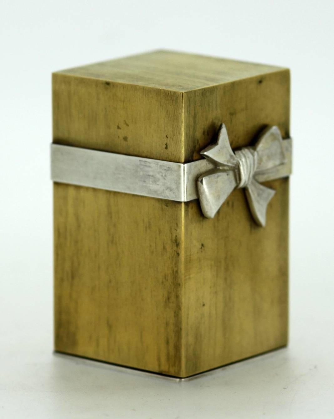 "Good King Wenceslas" limited edition solid sterling silver carol box
Limited edition number 66 of 500.
Made in London 1971
Maker: By Stuart Devlin for Cartier
Fully hallmarked.

Dimensions:
Size 3.75 x 3.75 x 6.4 cm
Weight 198