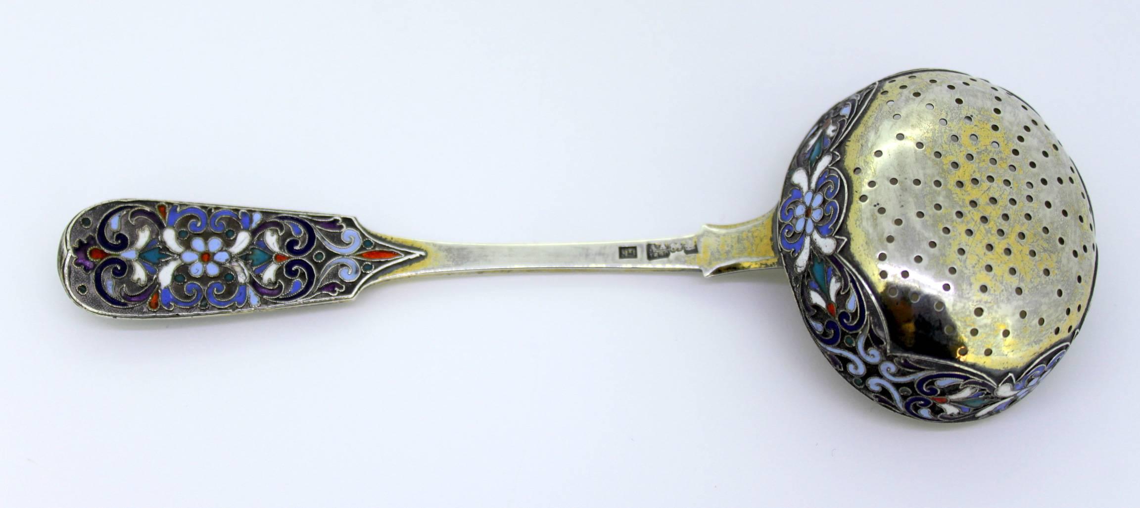 Antique Russian silver and enamel tea strainer
Made in Russia, St. Petersburg, 1890
Maker: GK
Assayer: Anatoly Apollonovich Artsybashev
Fully hallmarked.

Dimensions:
Size : 15.8 x 5.7 x 3 cm
Total Weight: 61 grams total.

Condition: