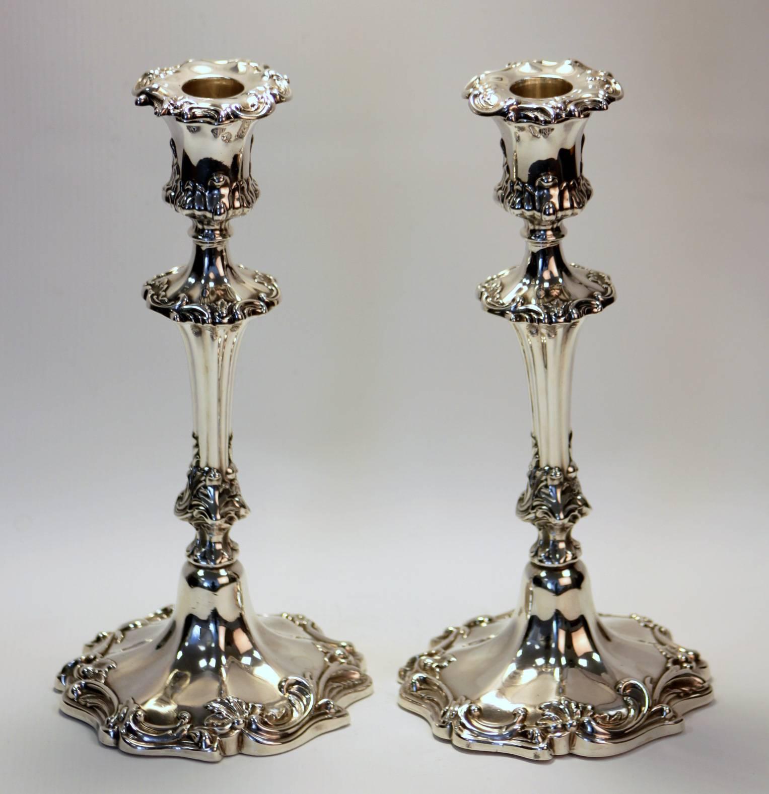 Antique Victorian filled sterling silver pair of candlesticks with floral engravings
Made in Sheffield 1840
Maker: Possibly Henry Wilkinson
Fully hallmarked.

Dimensions: 
Diameter x height : 13 x 26.3 cm
Weight 1: 829 grams
Weight 2: 803