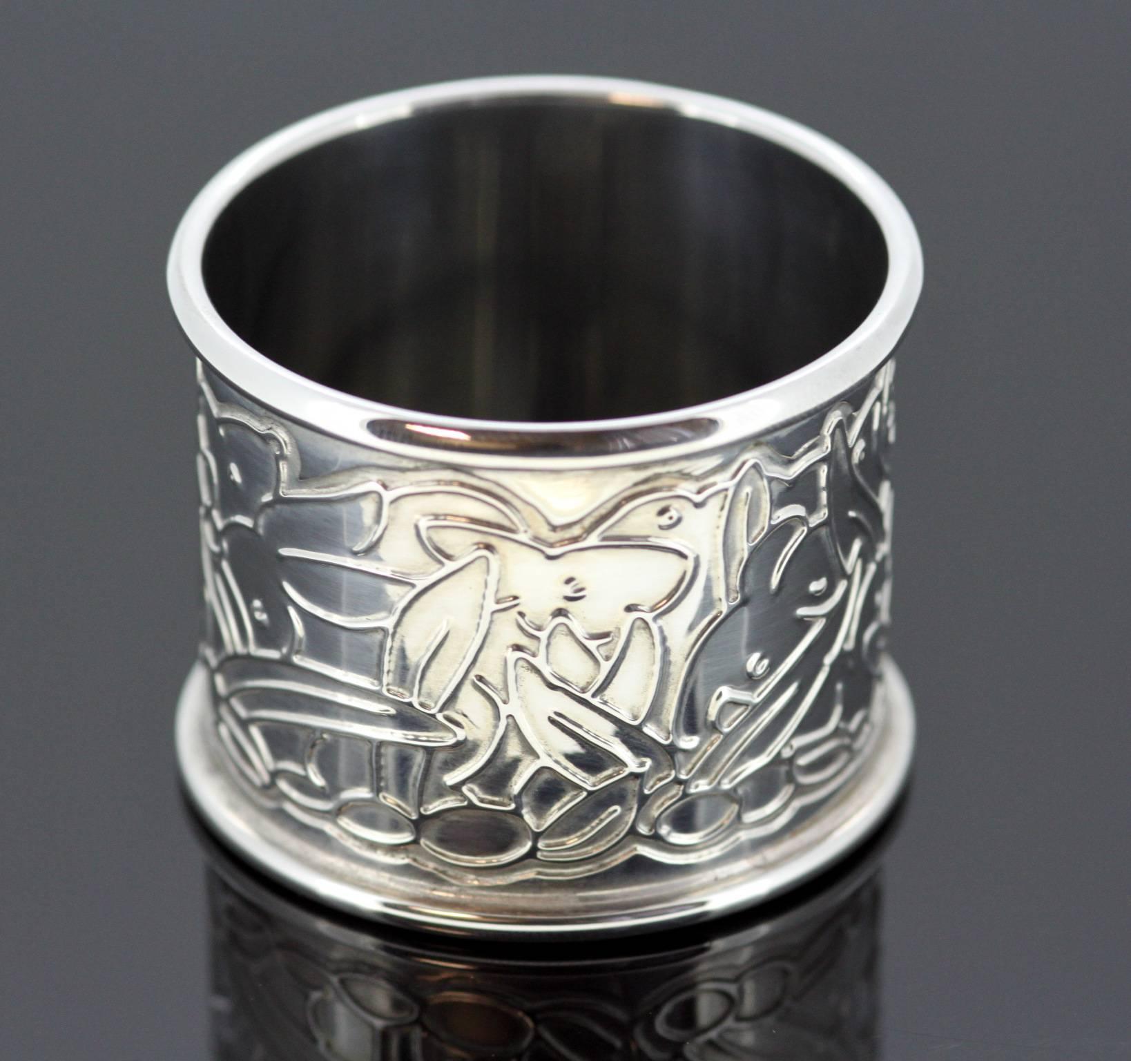 Sterling silver napkin ring
Maker: Asprey London
Made in London 2003
Fully hallmarked.

Dimensions: 
Diameter x Height 5.2 x 4.1 cm
Total Weight 56 grams

Condition: Minor surface wear from general usage, otherwise excellent and pleasant